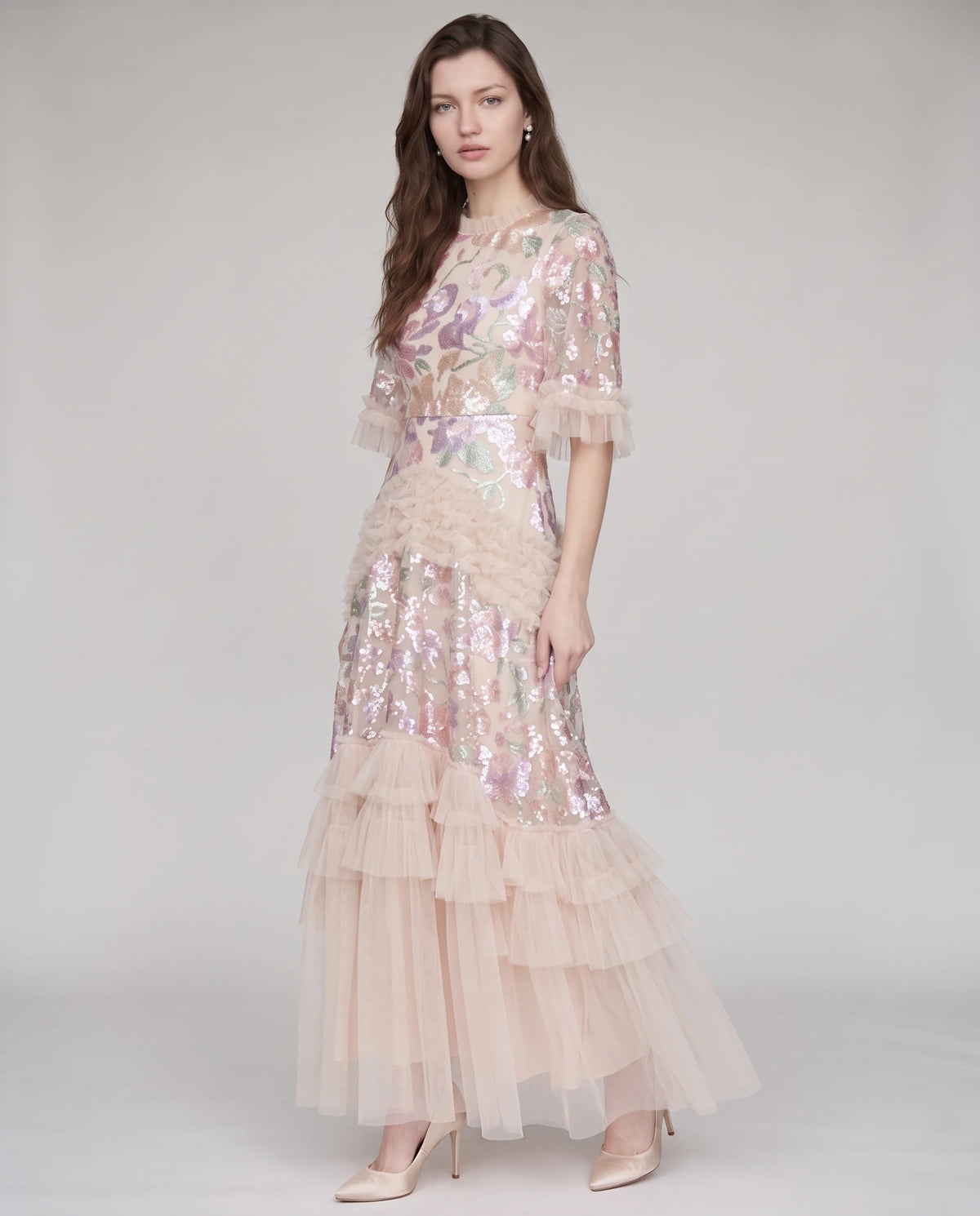 Langes Tüllkleid mit Pailletten-Stickerei und Volants Rosalba in Champagner, Dreiviertelansicht