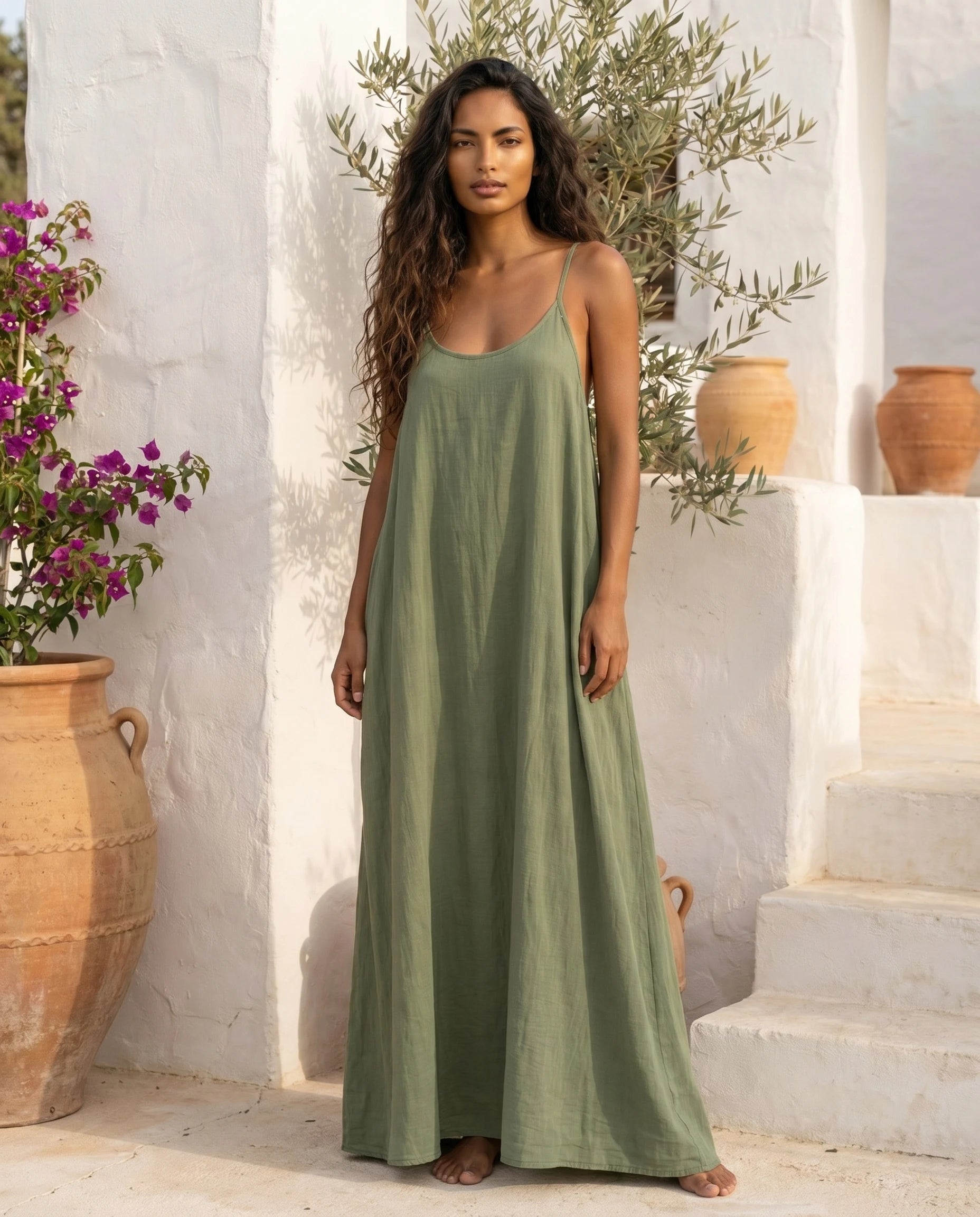 Robe longue trapèze dos nu vert kaki Zolena, plein pied face