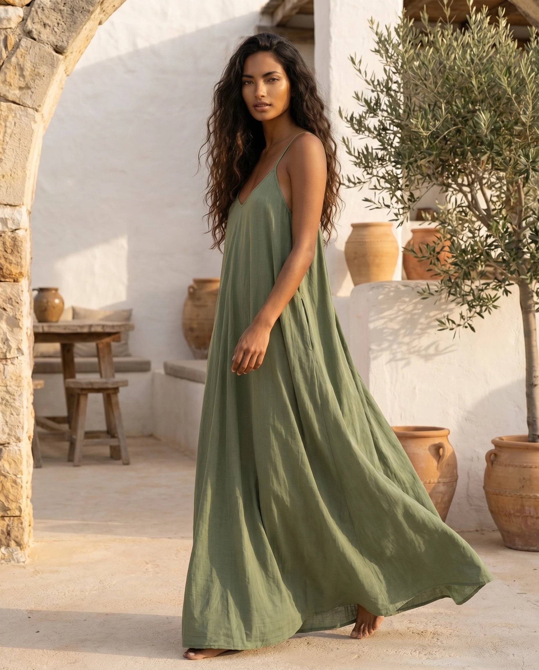 Robe longue trapèze dos nu vert kaki Zolena, lifestyle en marche