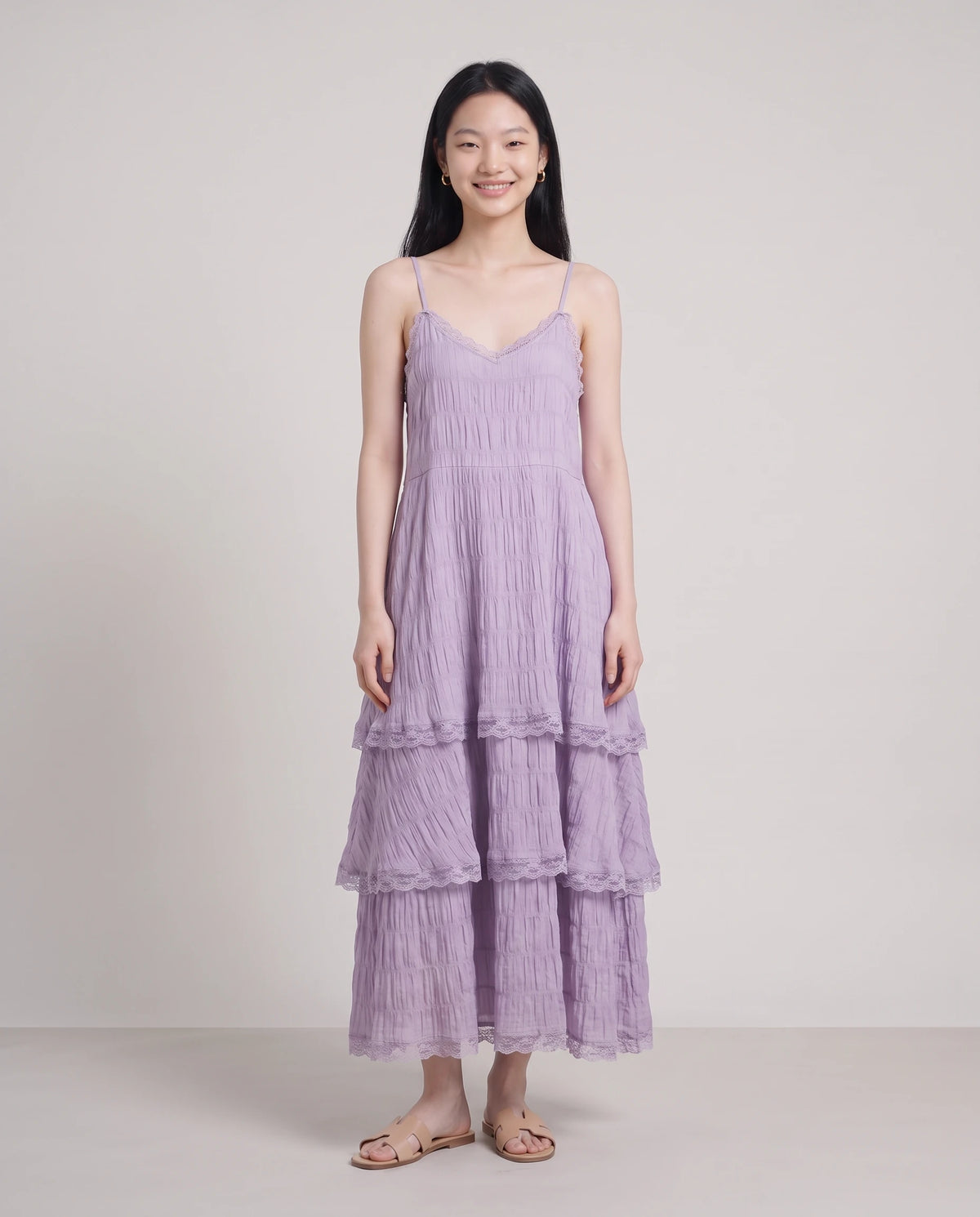 Robe longue à volants étagés et dentelle Elina en Lilas, vue de face en pied