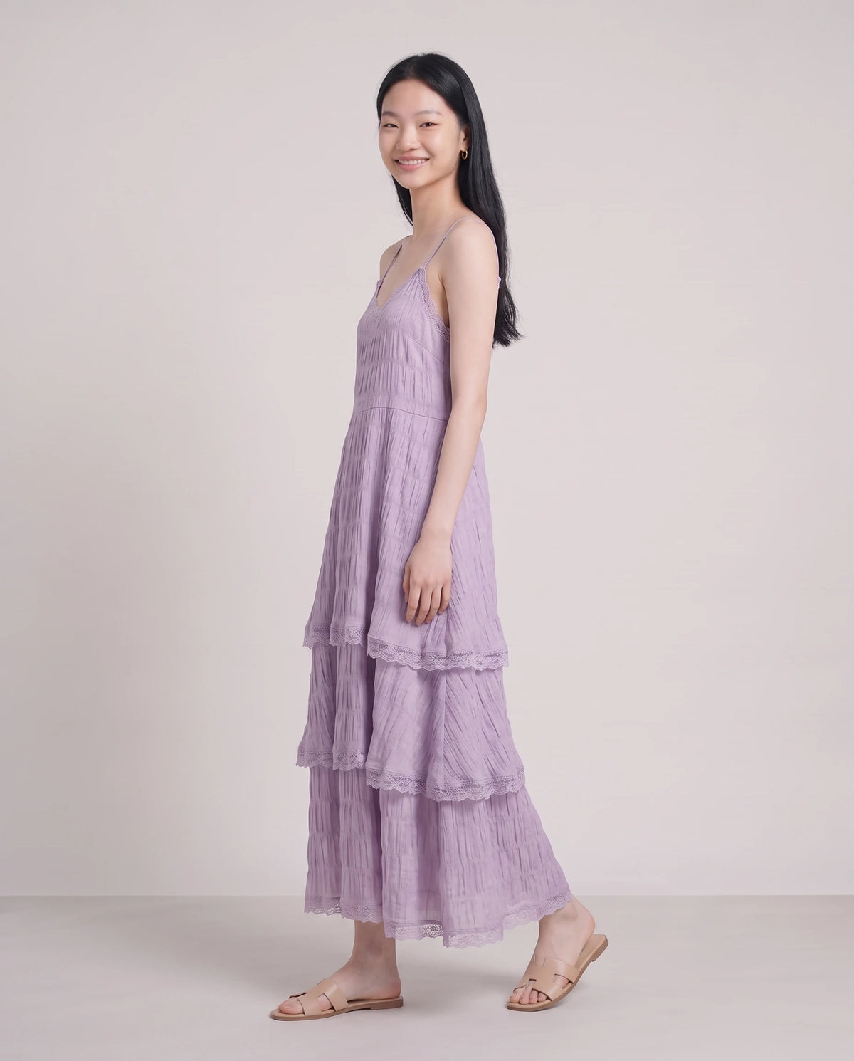 Robe longue à volants étagés et dentelle Elina en Lilas, vue de trois quarts