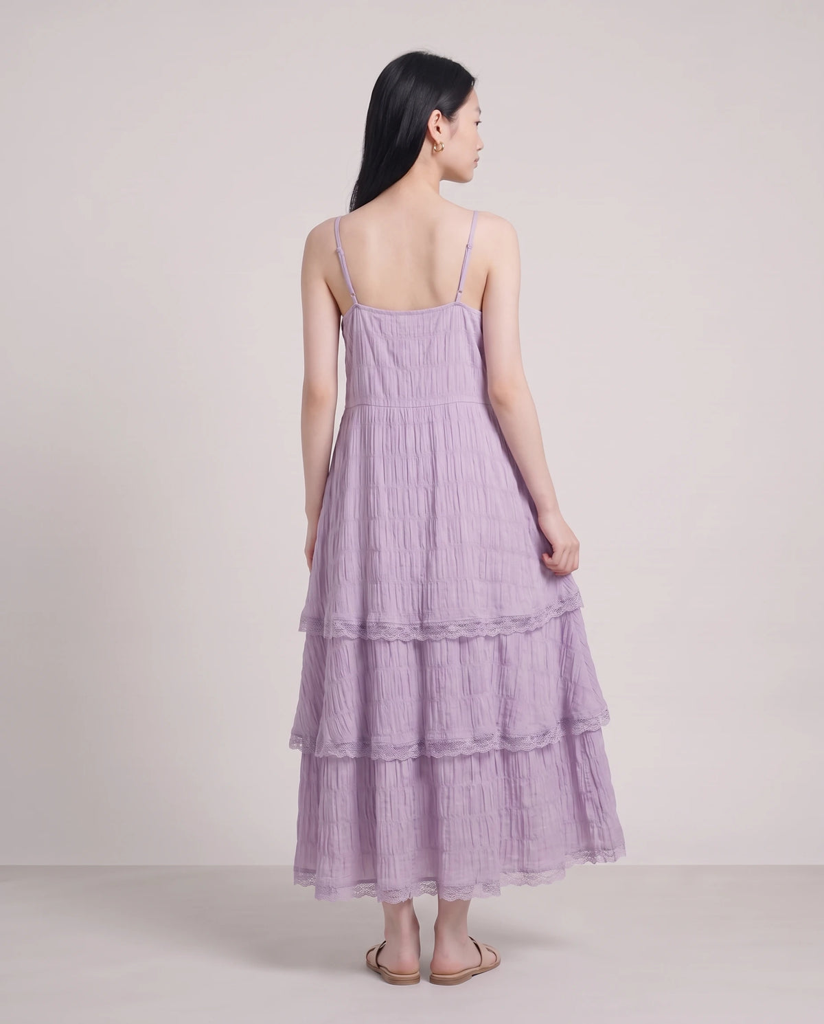 Robe longue à volants étagés et dentelle Elina en Lilas, vue de dos