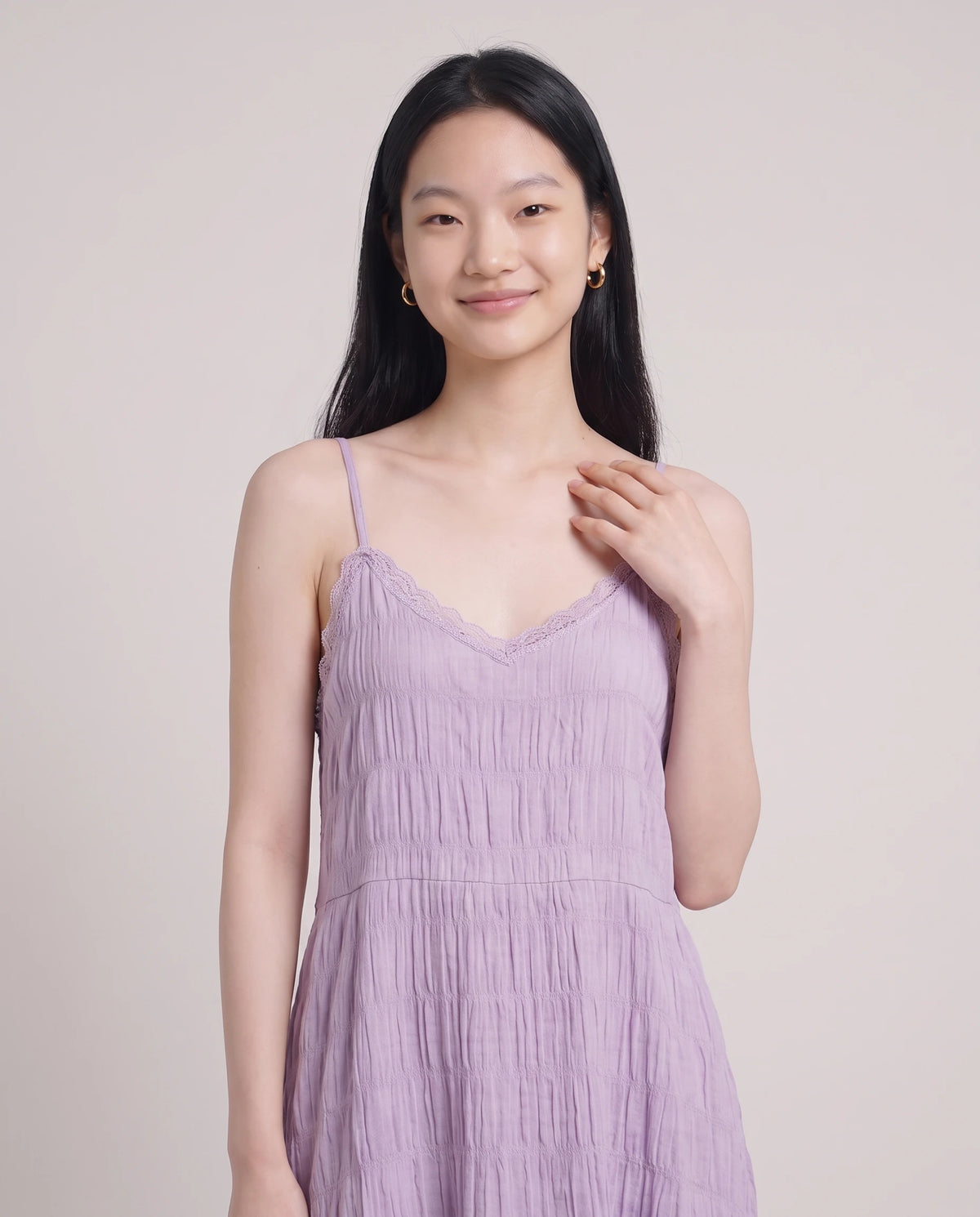 Robe longue à volants étagés et dentelle Elina en Lilas, détail des bretelles et du décolleté en dentelle