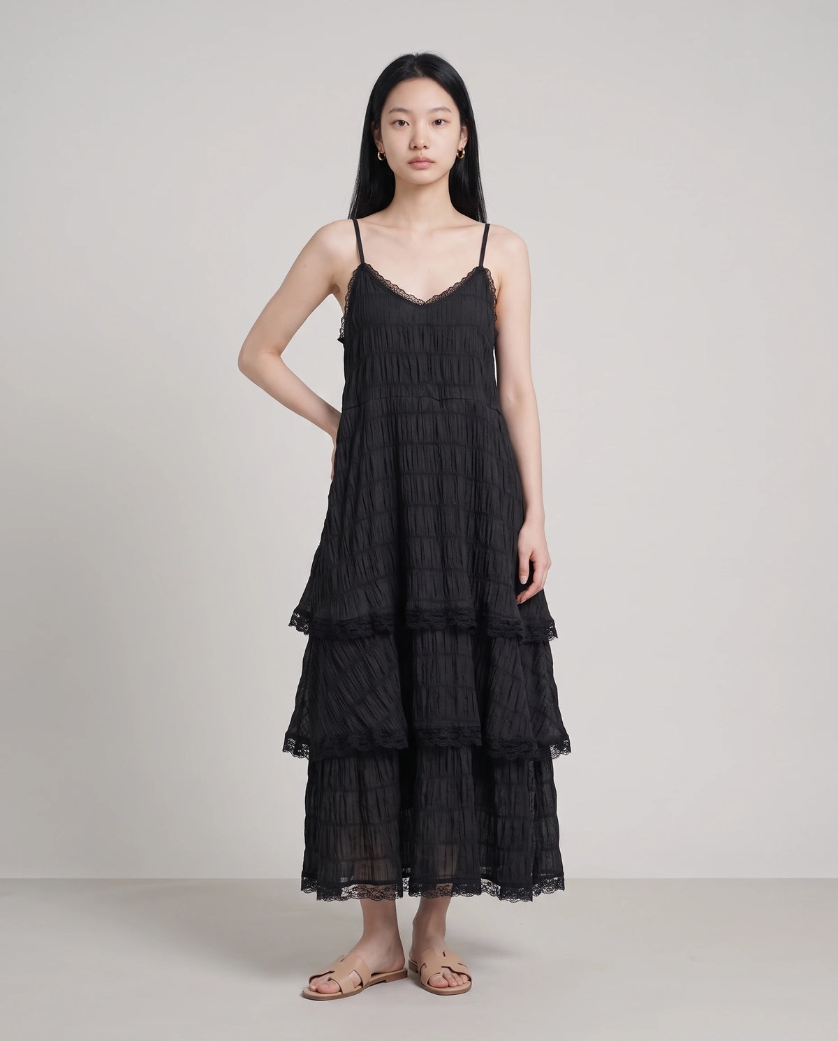 Robe longue à volants étagés et dentelle Elina en Noir, vue de face en pied
