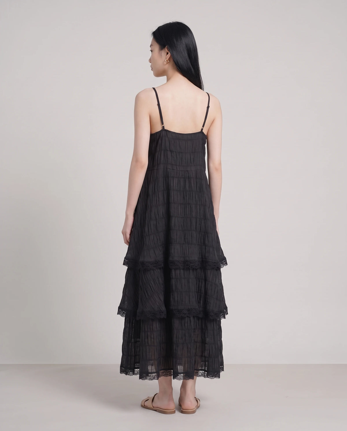 Robe longue à volants étagés et dentelle Elina en Noir, vue de dos