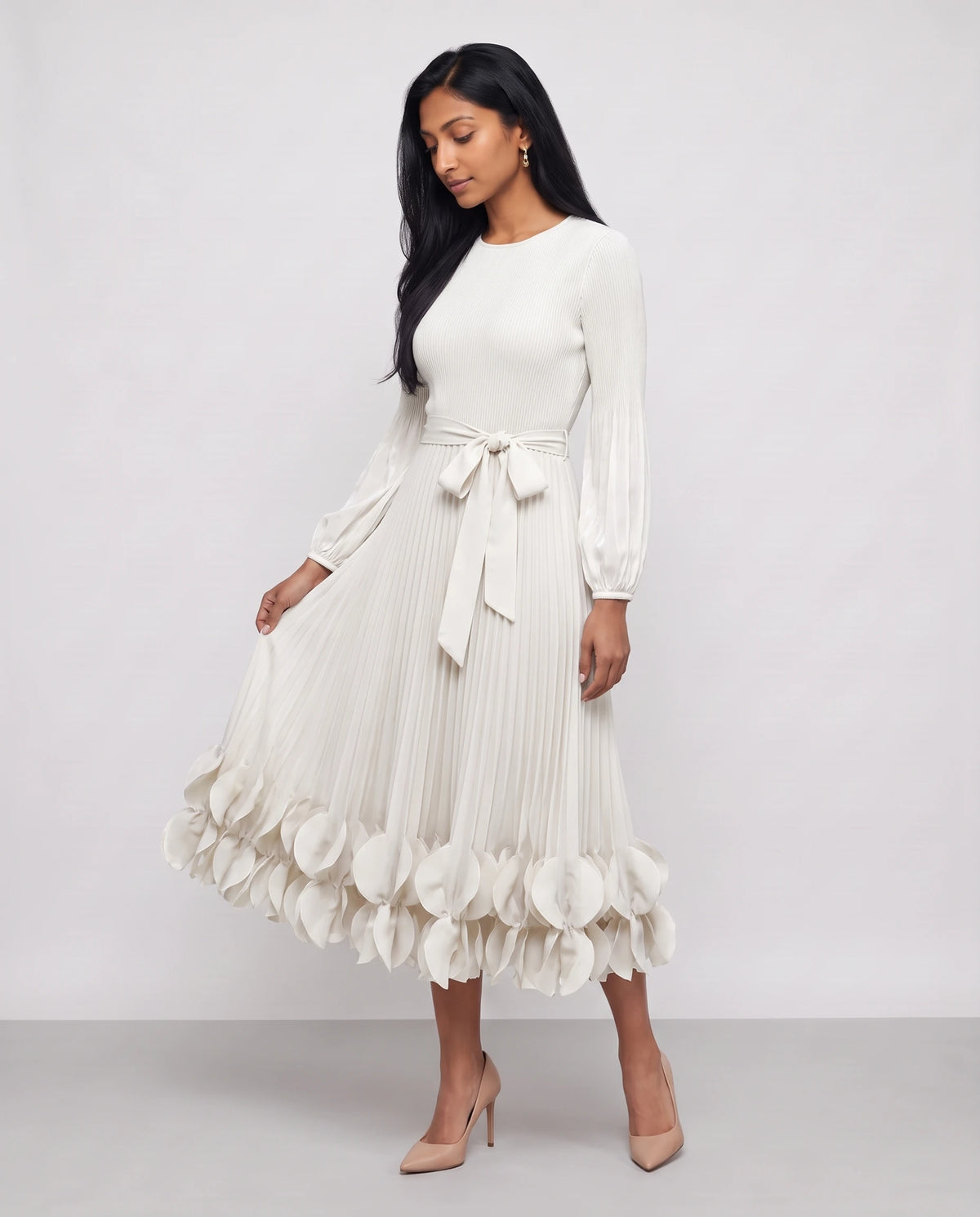 Robe midi plissée à ourlet de pétales Julienne en Blanc, vue de trois quarts
