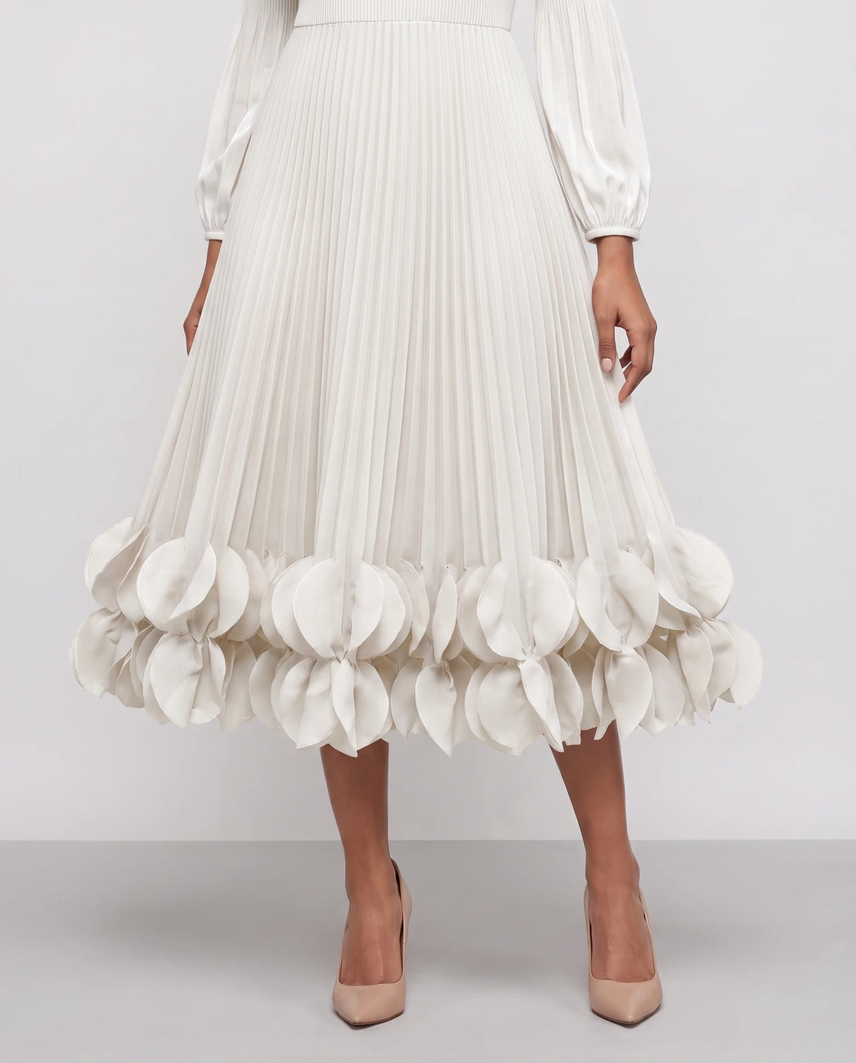Robe midi plissée à ourlet de pétales Julienne en Blanc, détail des pétales en relief de l'ourlet