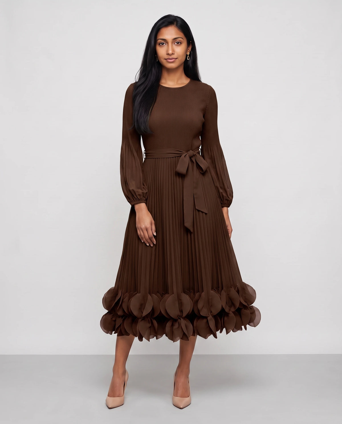 Robe midi plissée à ourlet de pétales Julienne en Chocolat Foncé, vue de face en pied
