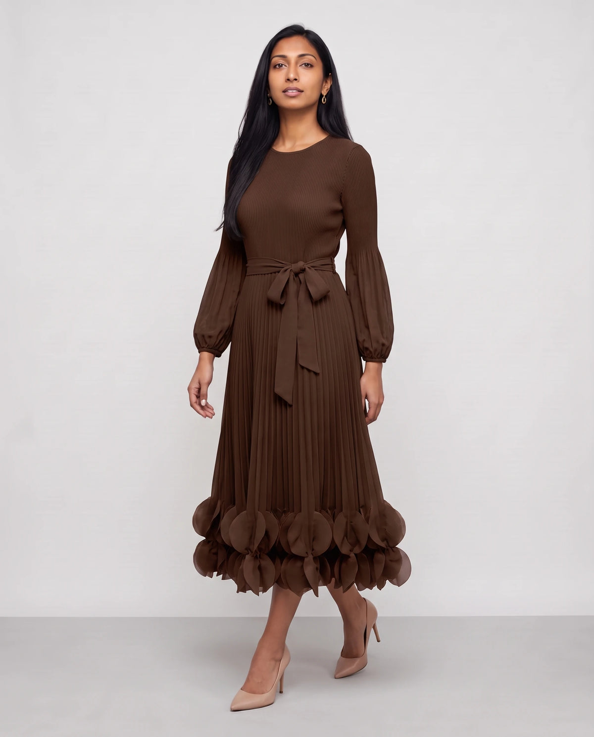 Robe midi plissée à ourlet de pétales Julienne en Chocolat Foncé, vue de trois quarts