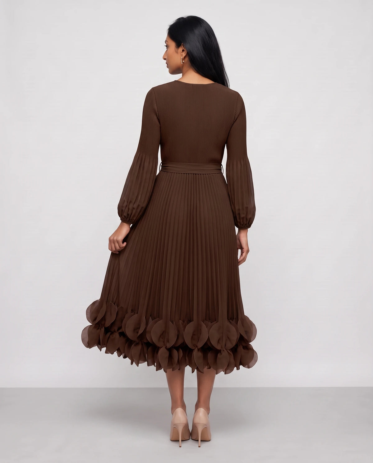 Robe midi plissée à ourlet de pétales Julienne en Chocolat Foncé, vue de dos