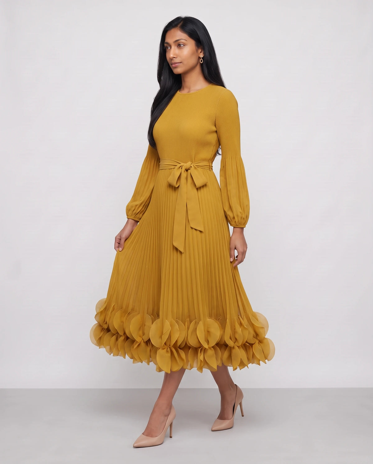 Robe midi plissée à ourlet de pétales Julienne en Moutarde, vue de trois quarts