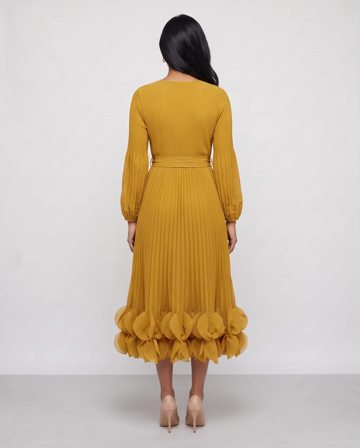 Robe midi plissée à ourlet de pétales Julienne en Moutarde, vue de dos