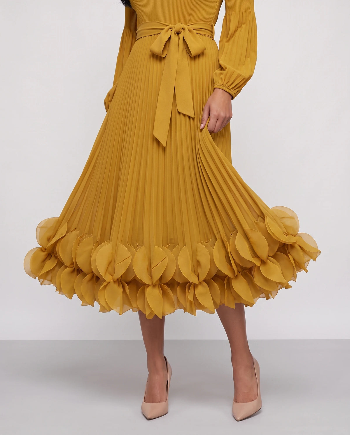 Robe midi plissée à ourlet de pétales Julienne en Moutarde, détail des pétales en relief de l'ourlet