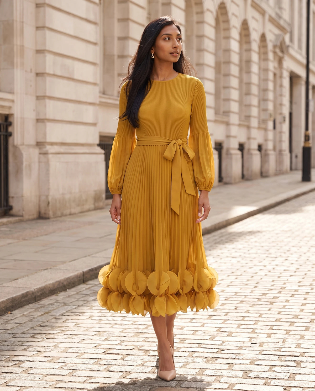 Robe midi plissée à ourlet de pétales Julienne en Moutarde, portée dans une rue ensoleillée
