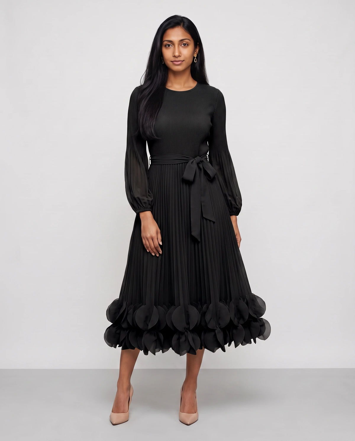 Robe midi plissée à ourlet de pétales Julienne en Noir, vue de face en pied
