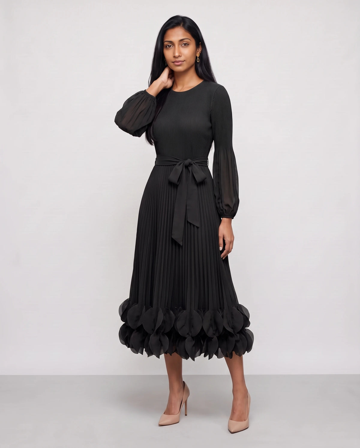 Robe midi plissée à ourlet de pétales Julienne en Noir, vue de trois quarts