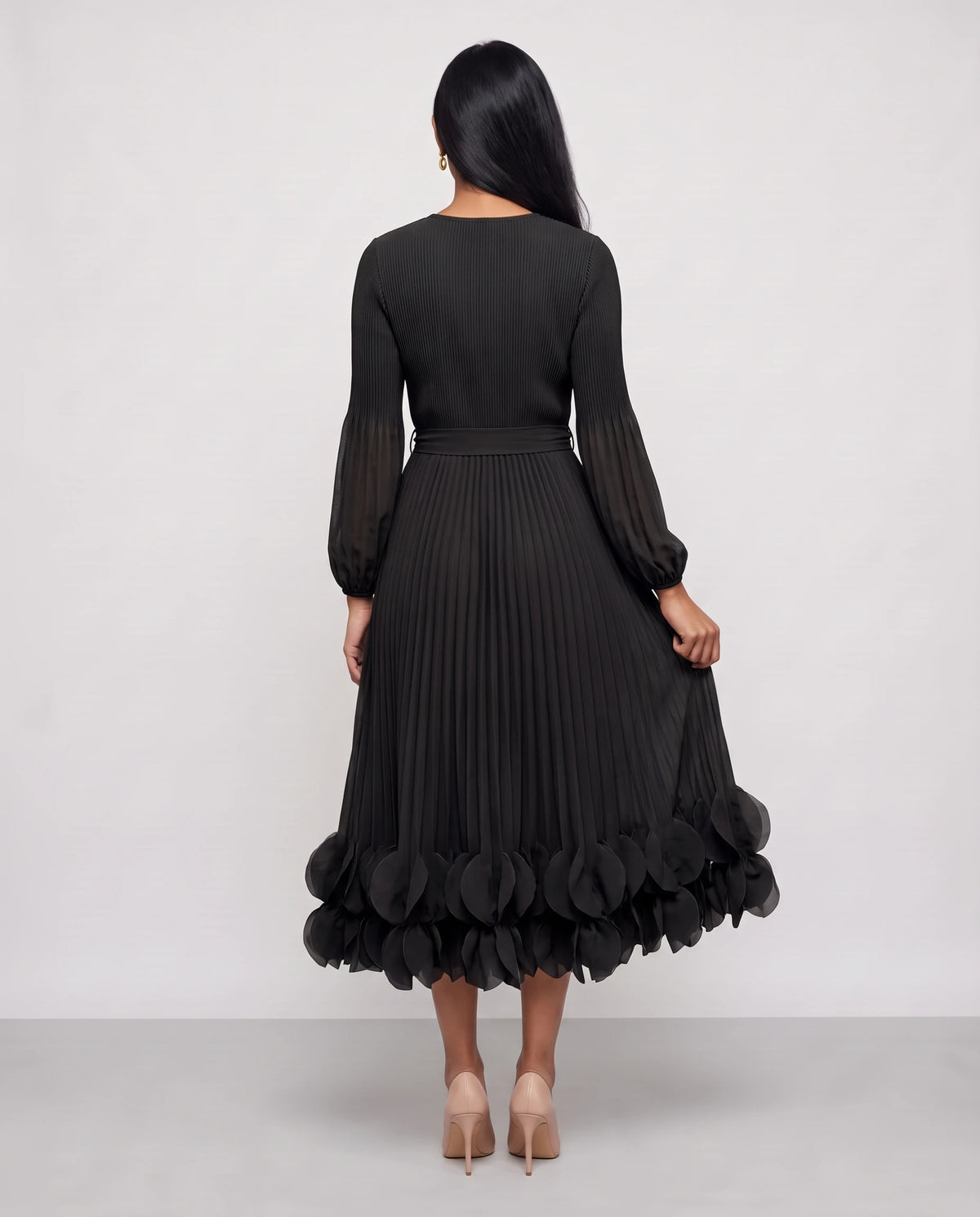 Robe midi plissée à ourlet de pétales Julienne en Noir, vue de dos