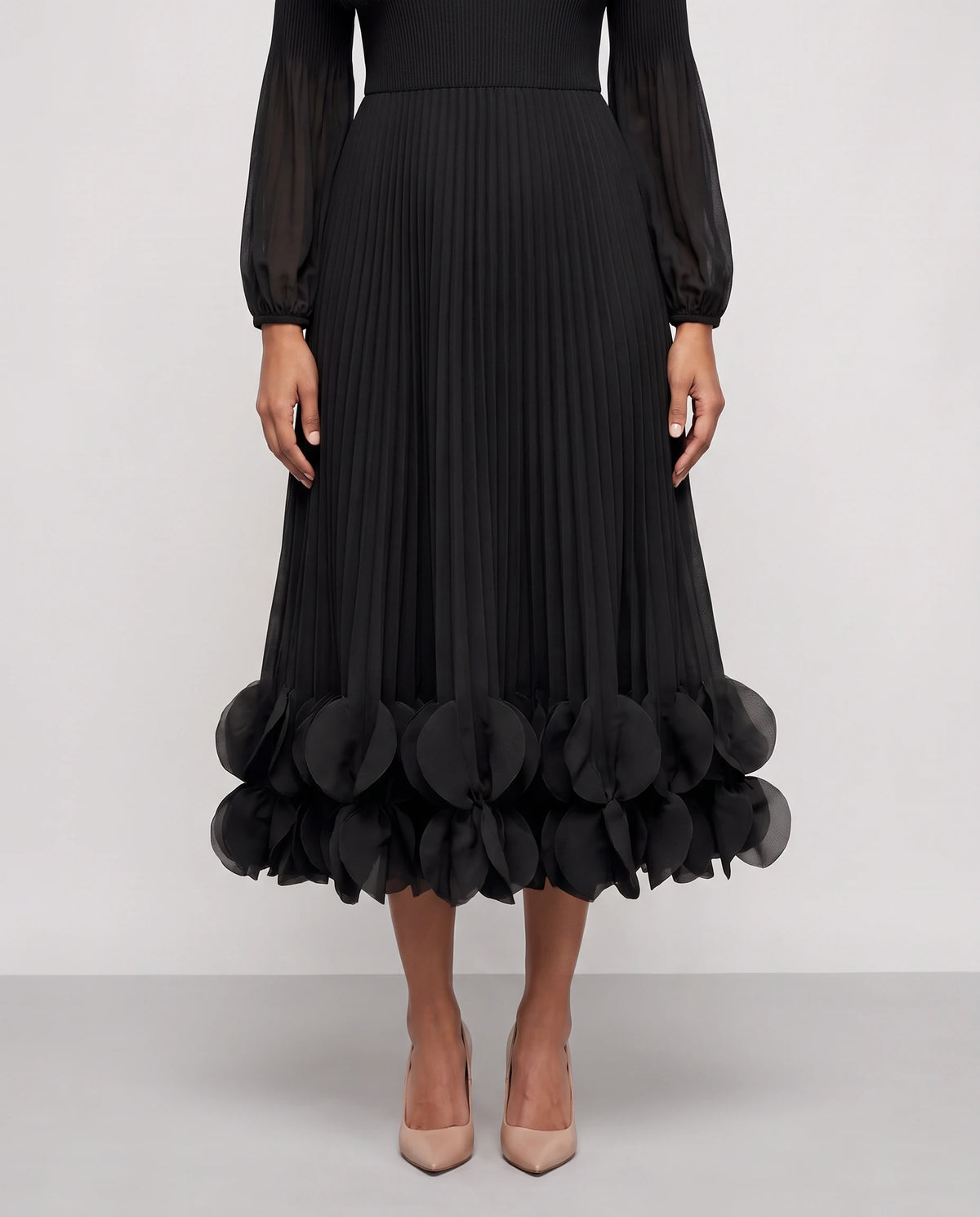 Robe midi plissée à ourlet de pétales Julienne en Noir, détail des pétales en relief de l'ourlet