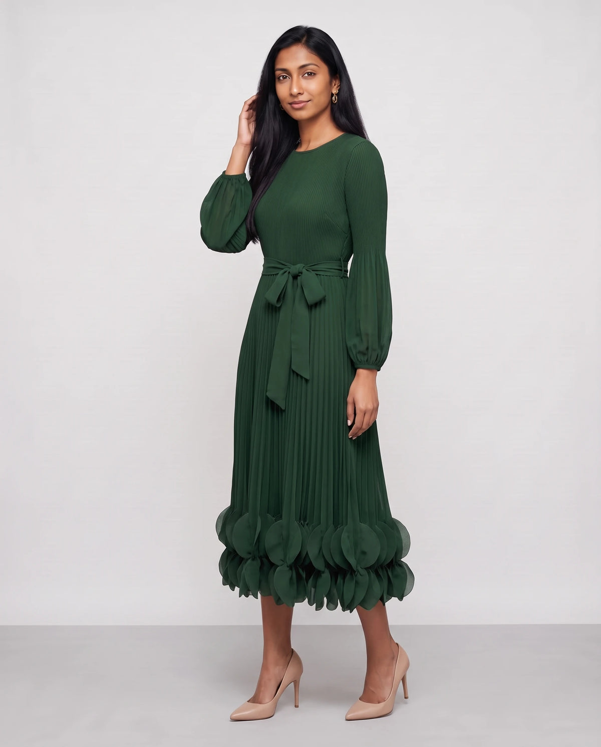 Robe midi plissée à ourlet de pétales Julienne en Vert Forêt, vue de trois quarts