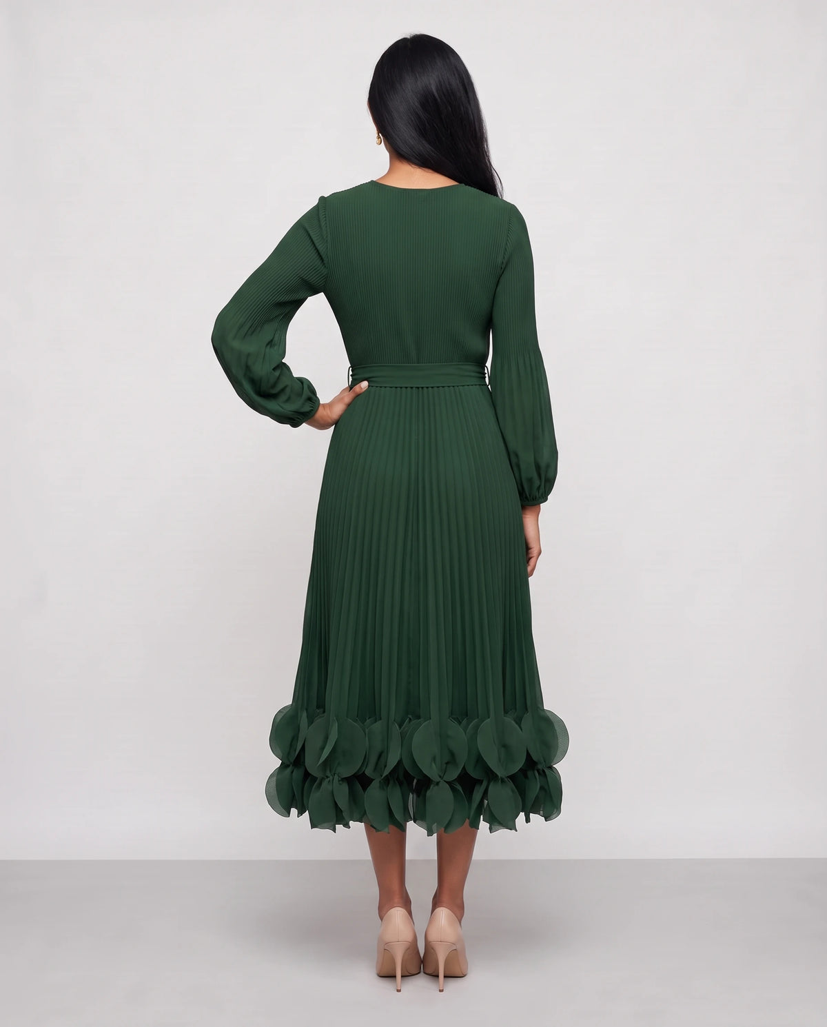 Robe midi plissée à ourlet de pétales Julienne en Vert Forêt, vue de dos