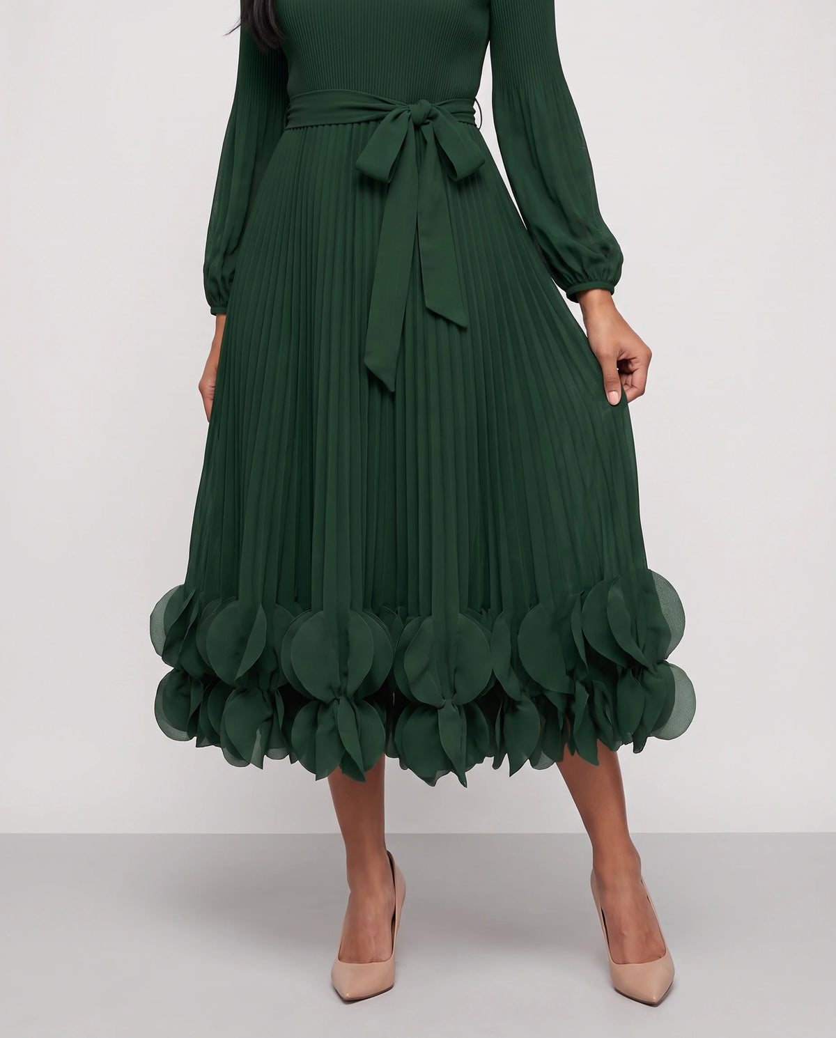 Robe midi plissée à ourlet de pétales Julienne en Vert Forêt, détail des pétales en relief de l'ourlet