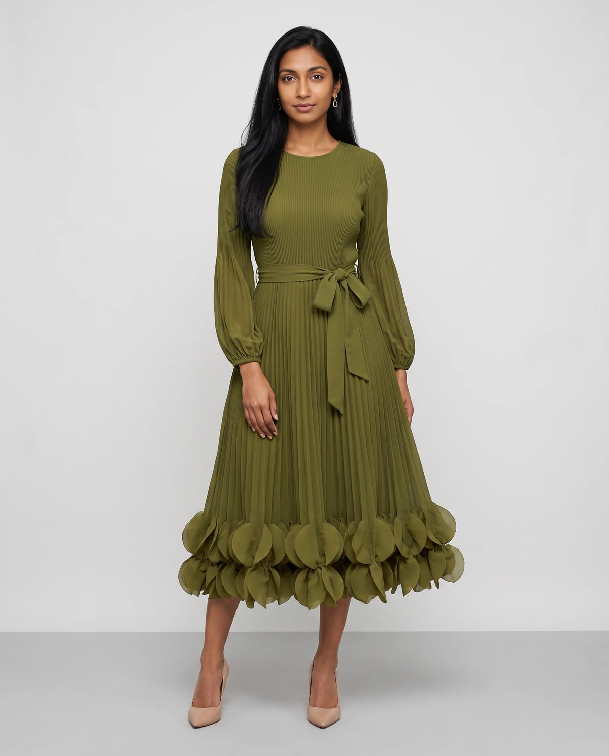 Robe midi plissée à ourlet de pétales Julienne en Vert Olive, vue de face en pied