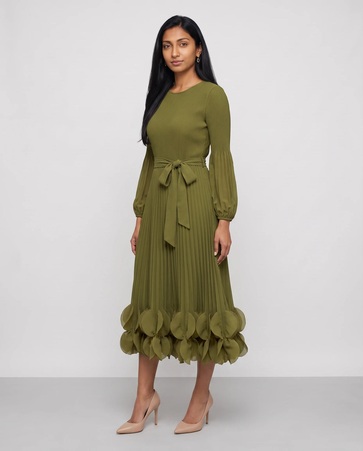 Robe midi plissée à ourlet de pétales Julienne en Vert Olive, vue de trois quarts