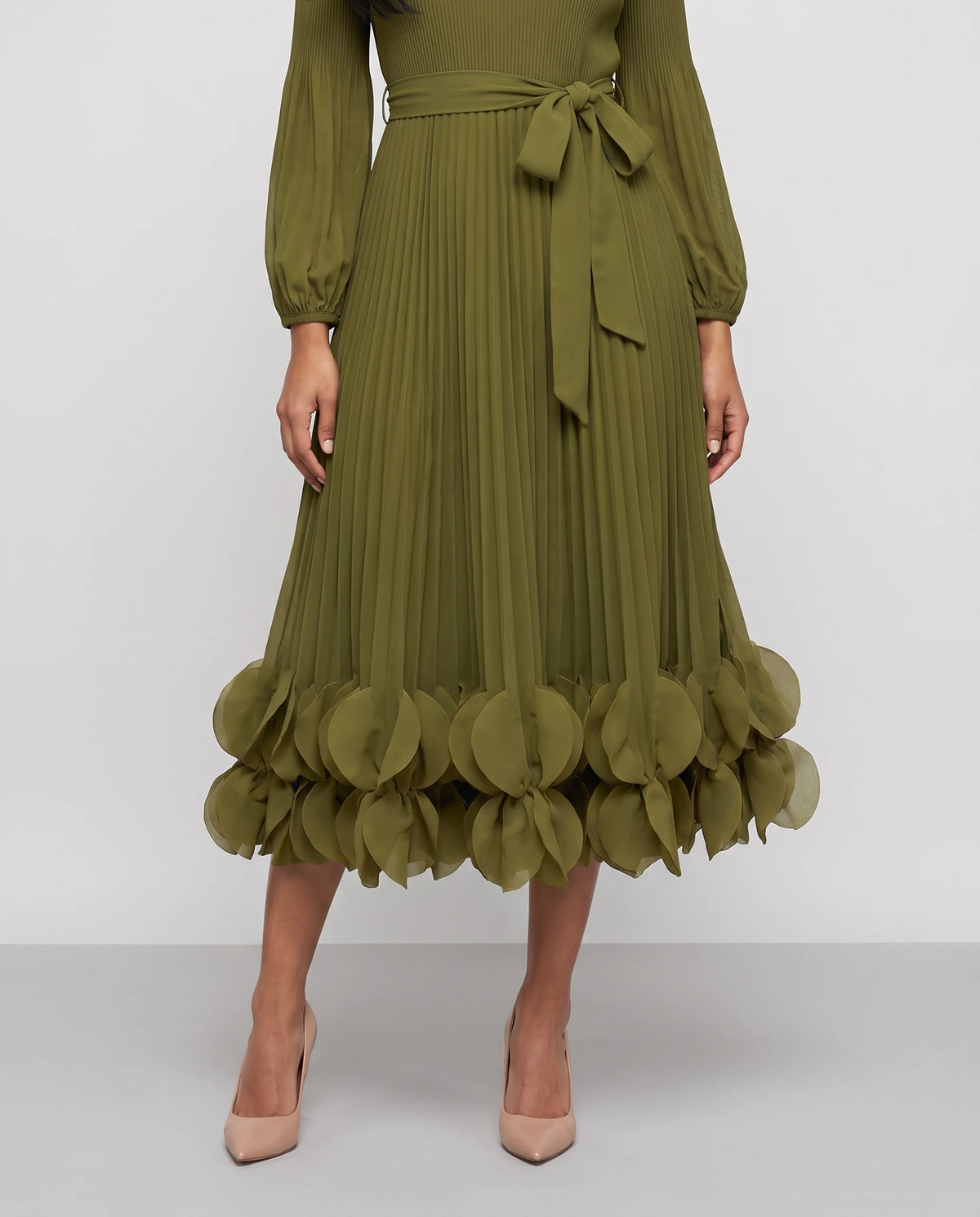 Robe midi plissée à ourlet de pétales Julienne en Vert Olive, détail des pétales en relief de l'ourlet