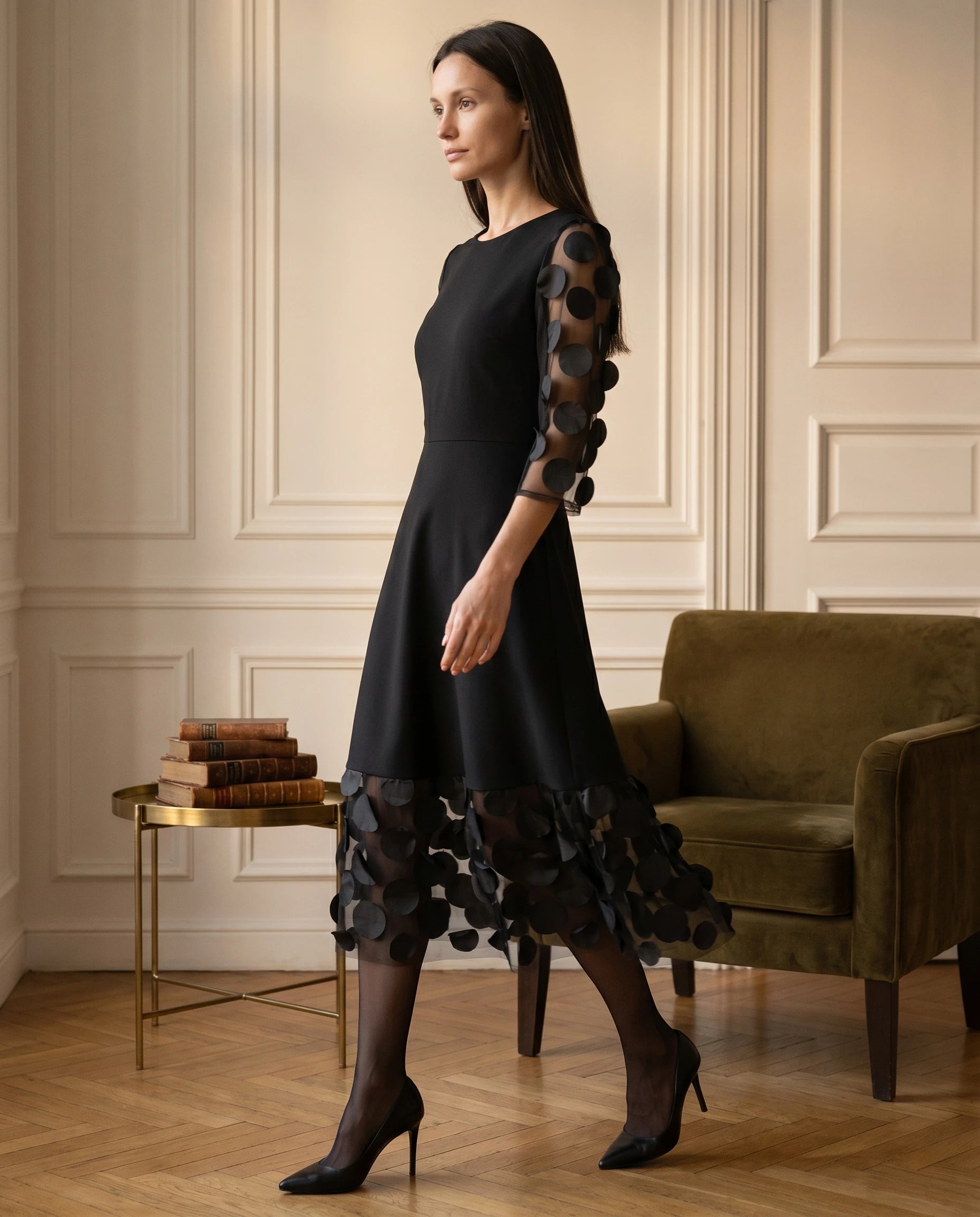 Robe midi à pois noir — Apolline — intérieur élégant