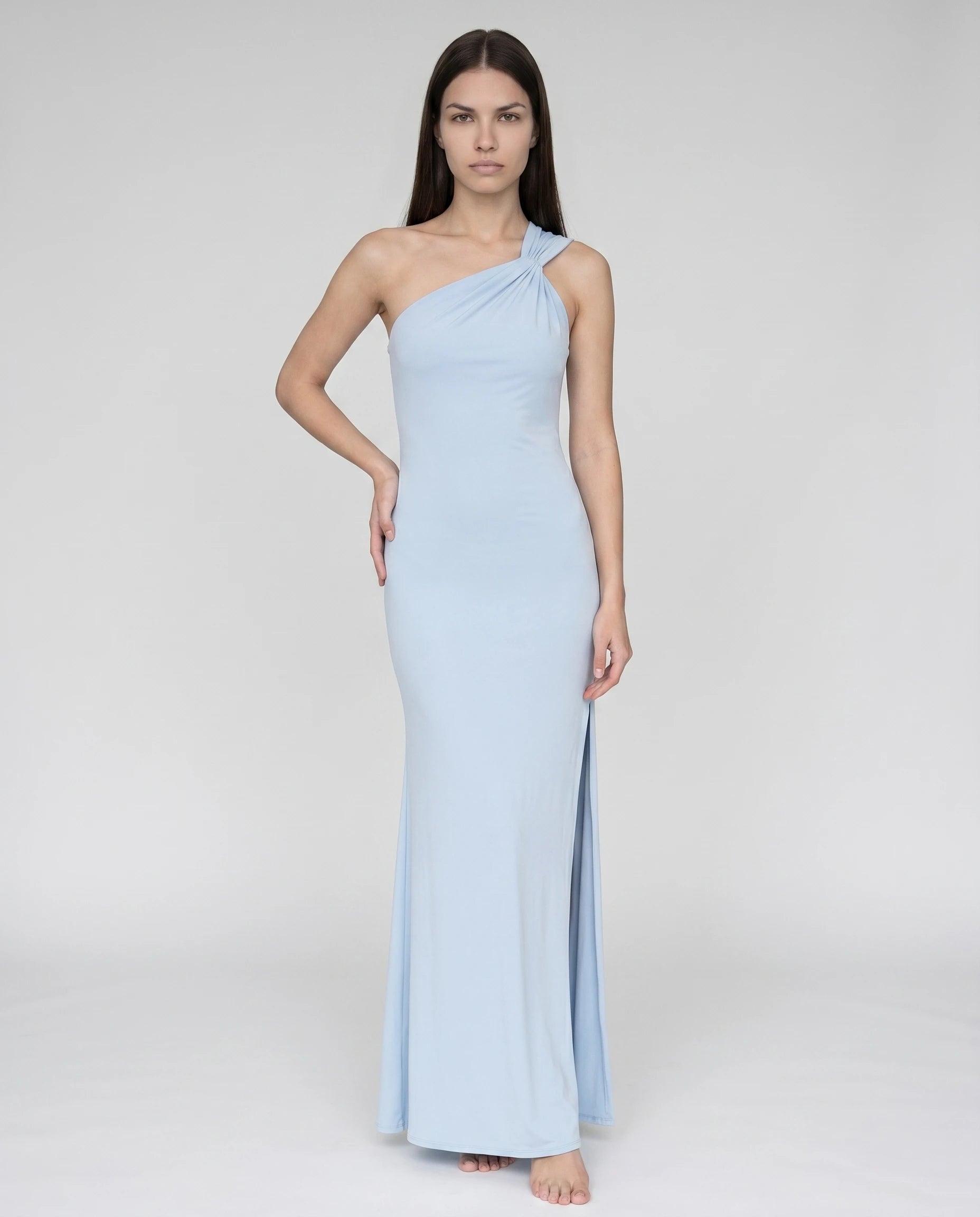 Robe maxi une épaule torsadée Élodie bleu ciel — studio