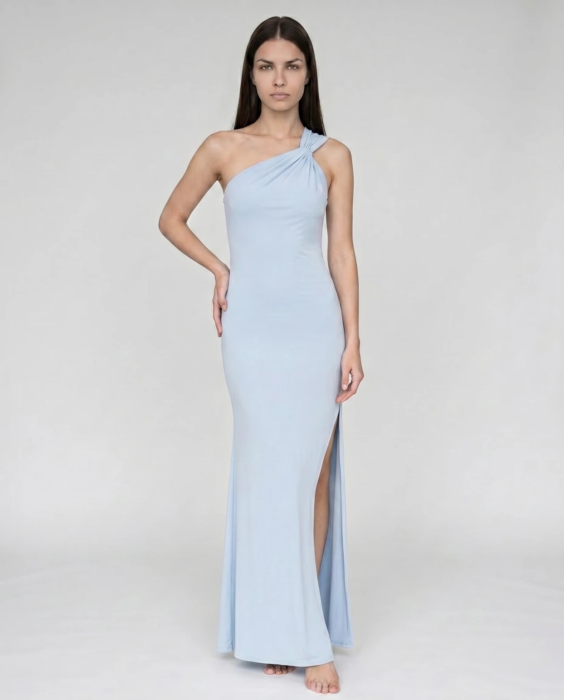 Robe maxi une épaule bleu ciel Élodie — fente latérale