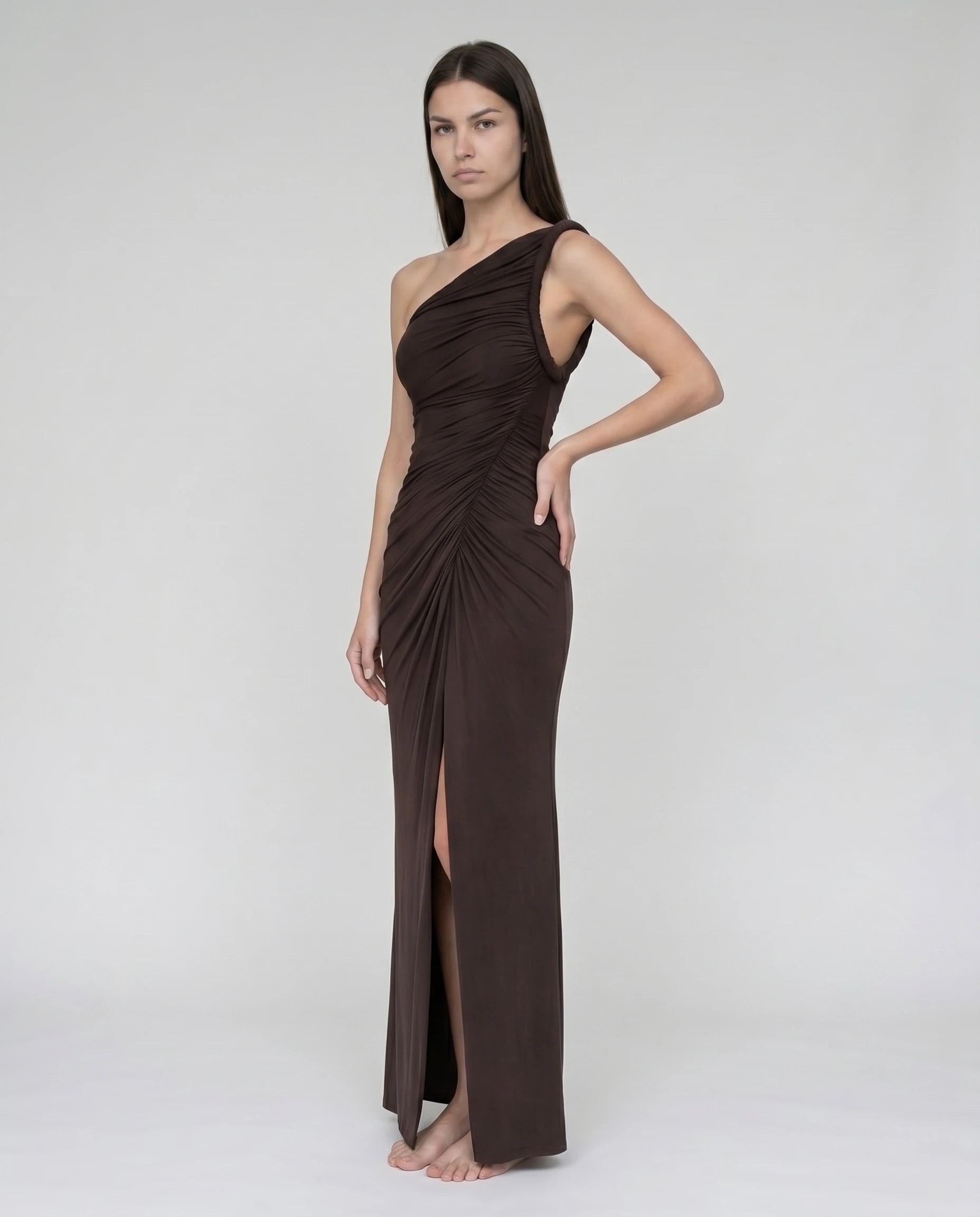 Robe maxi une épaule chocolat Élodie — 3/4 face