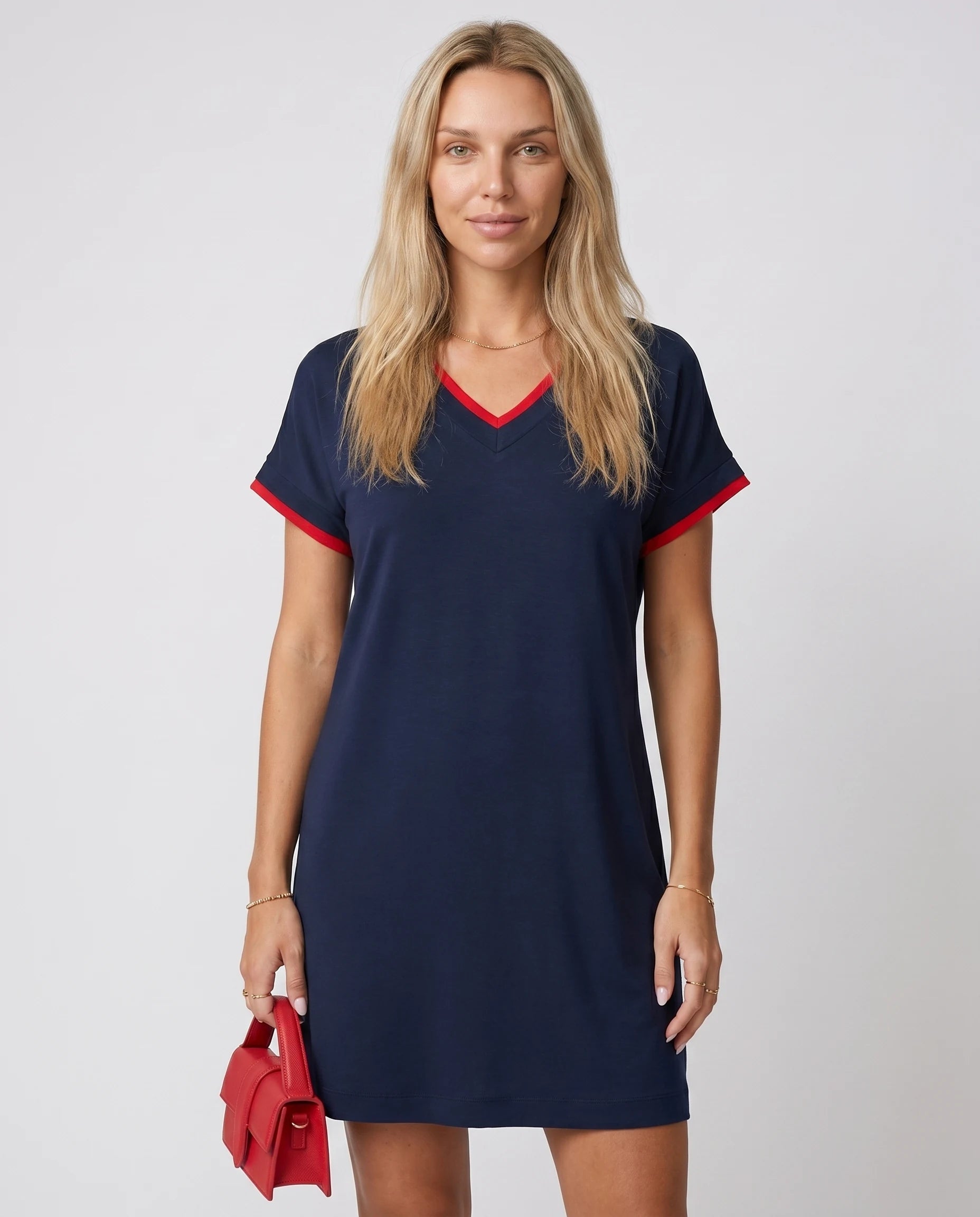 Robe courte col V bleu marine bordures rouges — Romy, cover studio