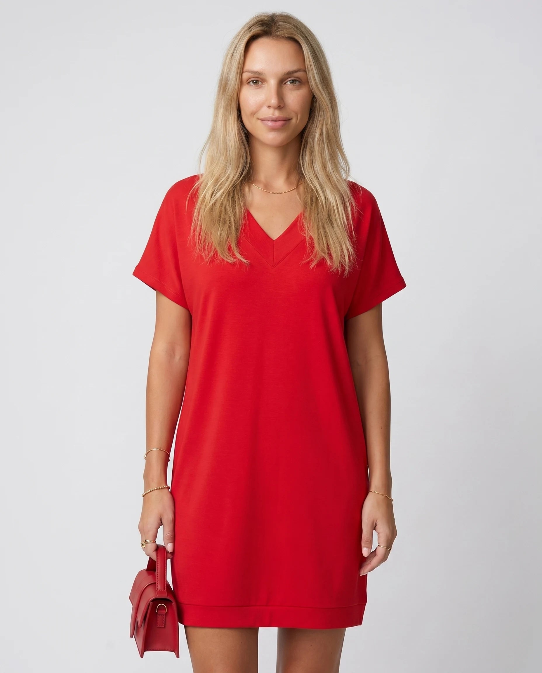 Robe courte col V rouge — Romy, cover studio