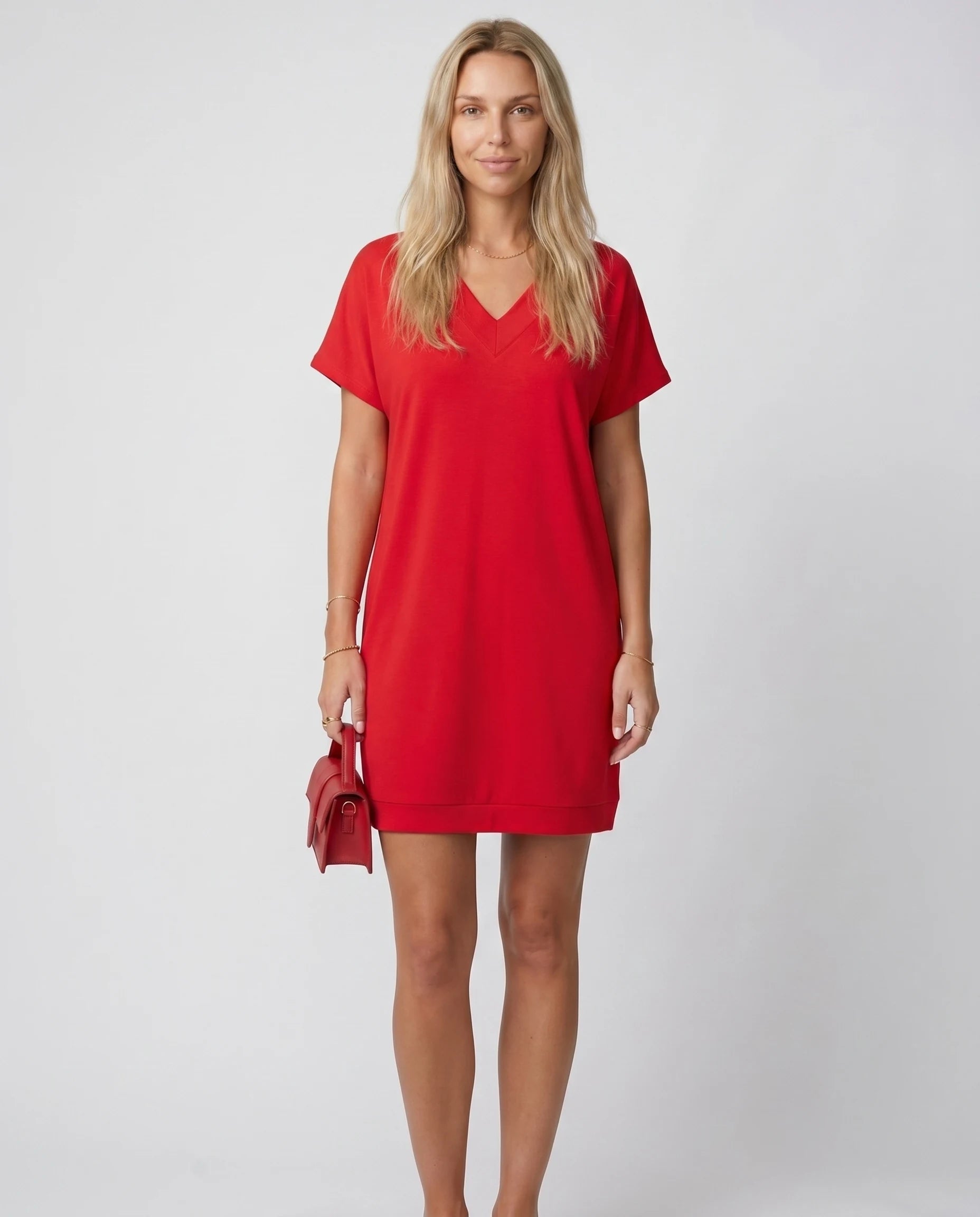 Robe courte col V rouge — Romy, plein pied