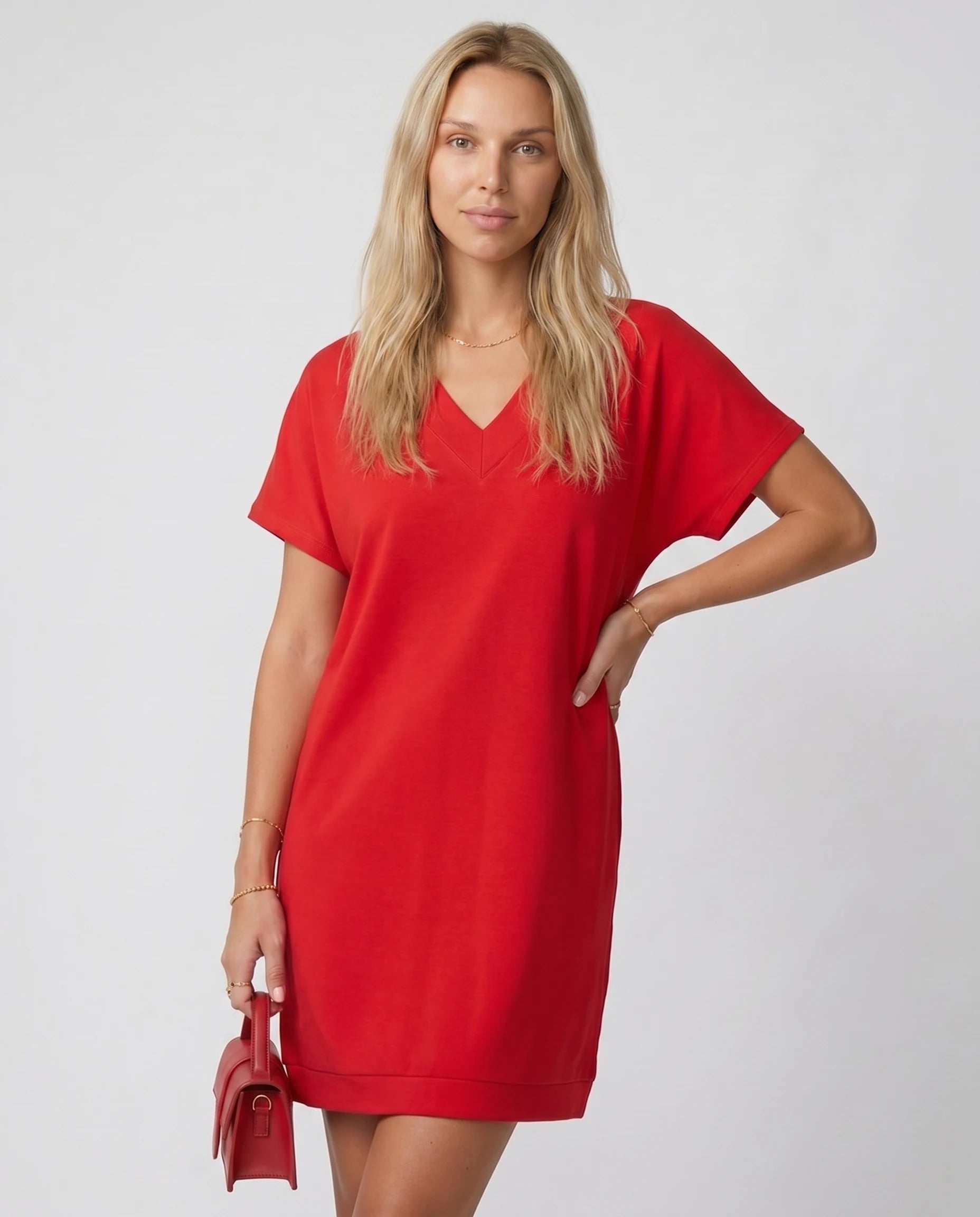 Robe courte col V rouge — Romy, vue trois quarts