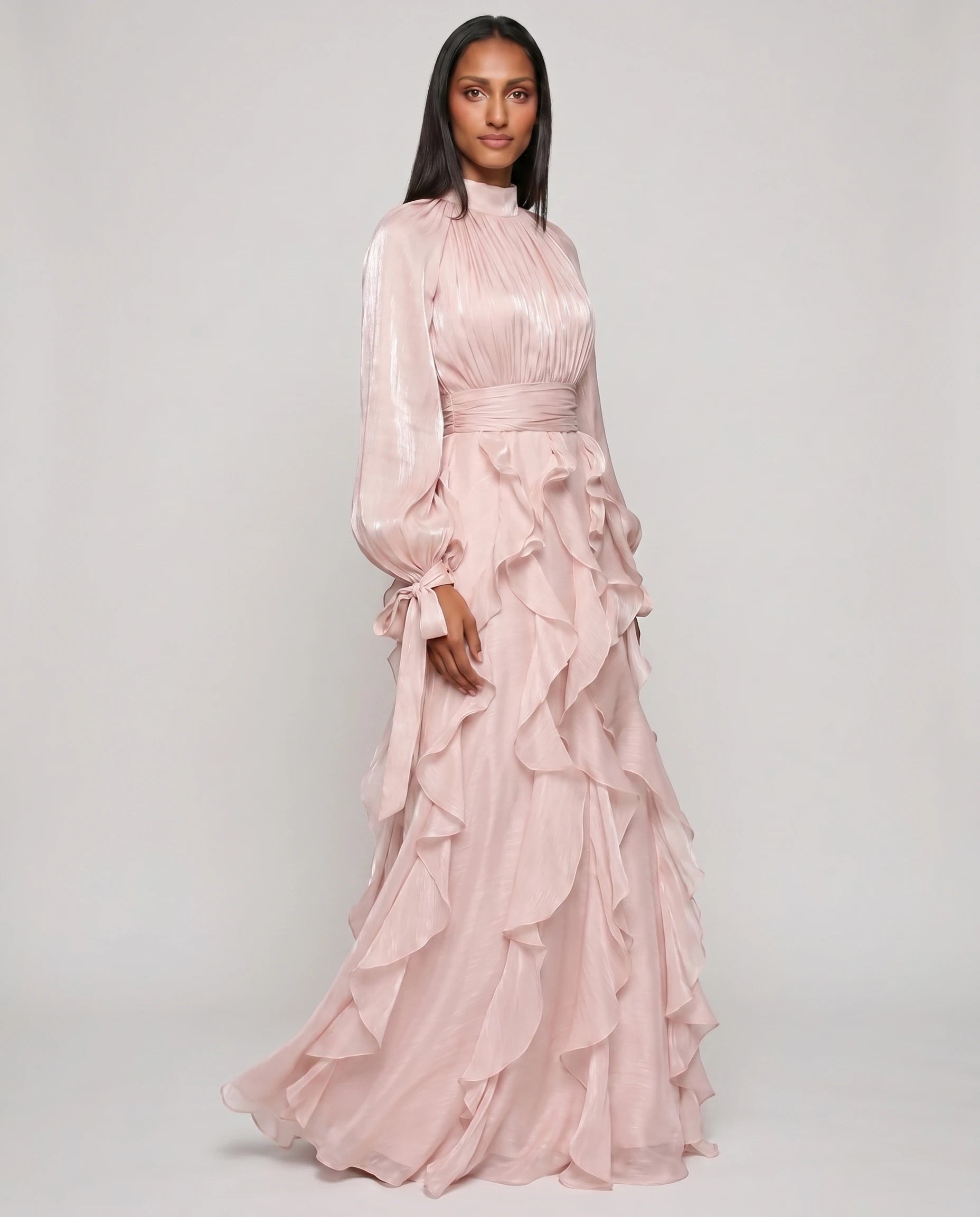 Robe de soiree longue a volants rose poudre studio trois-quart