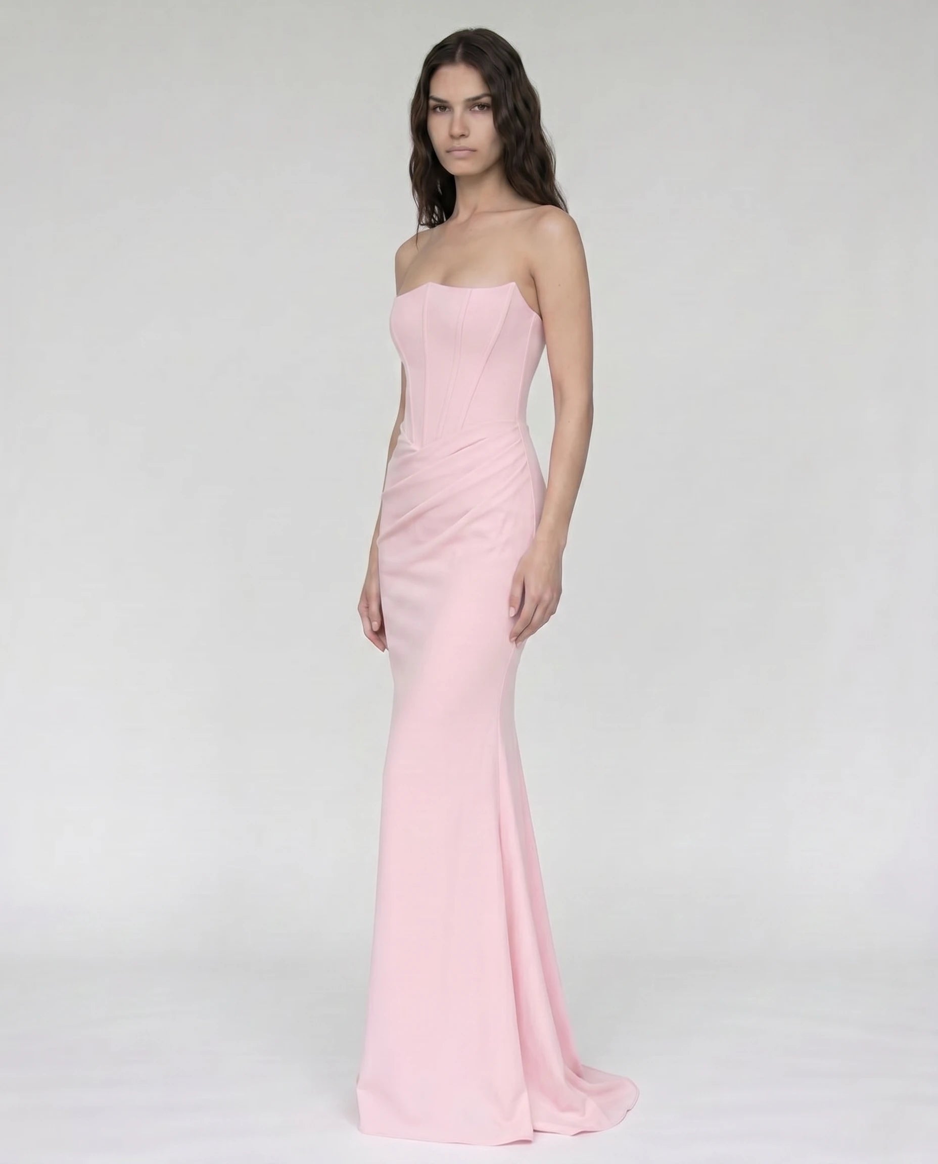 Robe longue corset rose, vue de trois-quarts main hanche