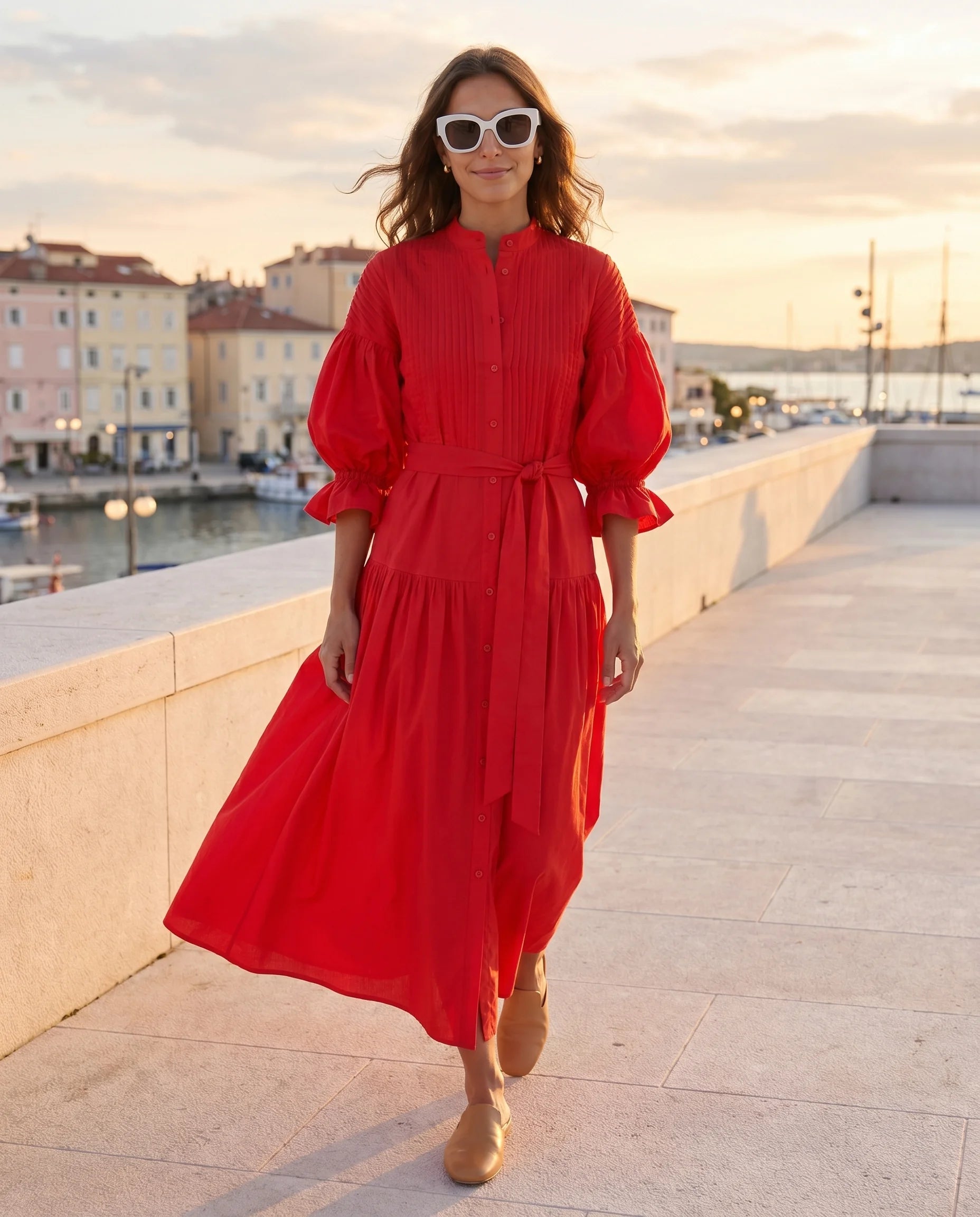 Robe longue chemise rouge - lifestyle rooftop europeen golden hour