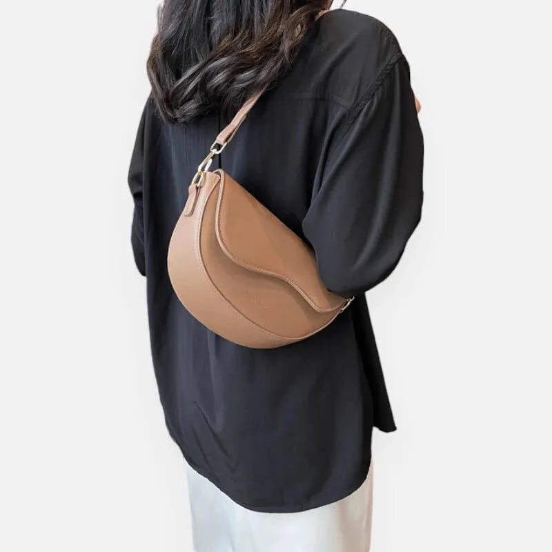 Sac à main banane demi-lune en cuir chic Danièle