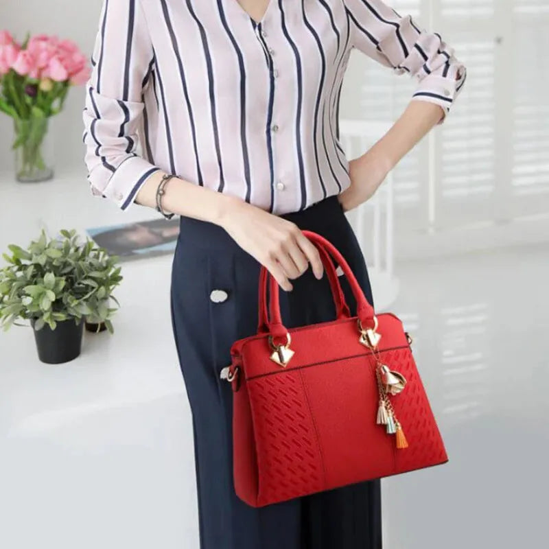 Sac à main bandoulière avec son charms doré assortie Morgane