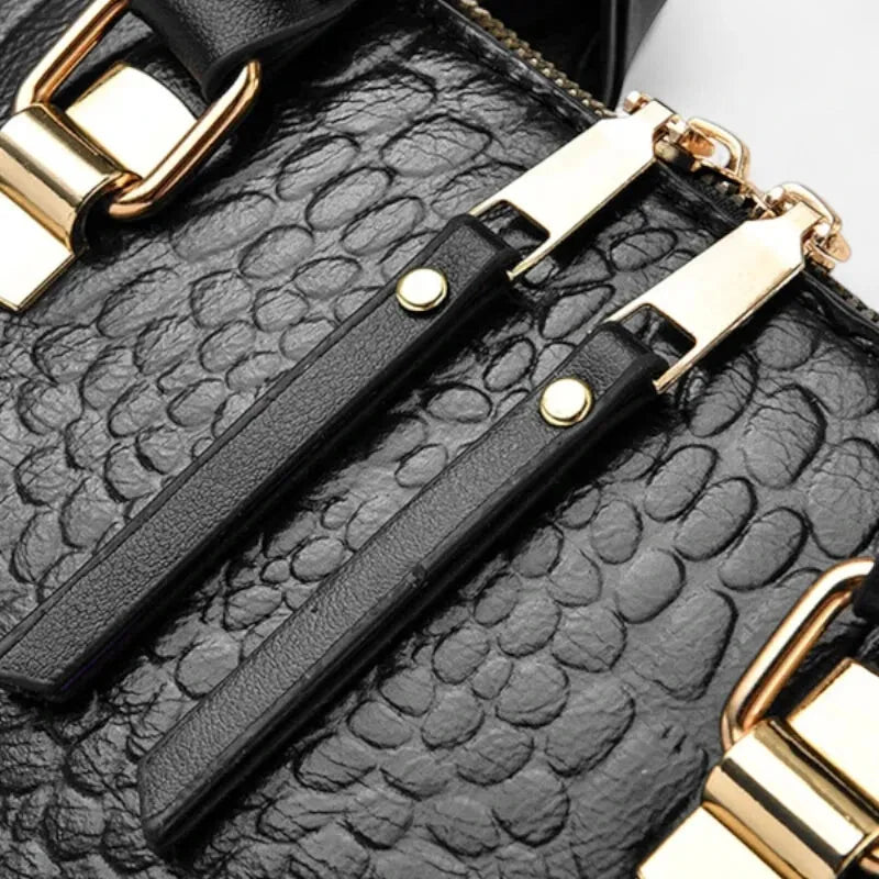Sac à main bandoulière imitation croco avec son charms chat doré Camélia