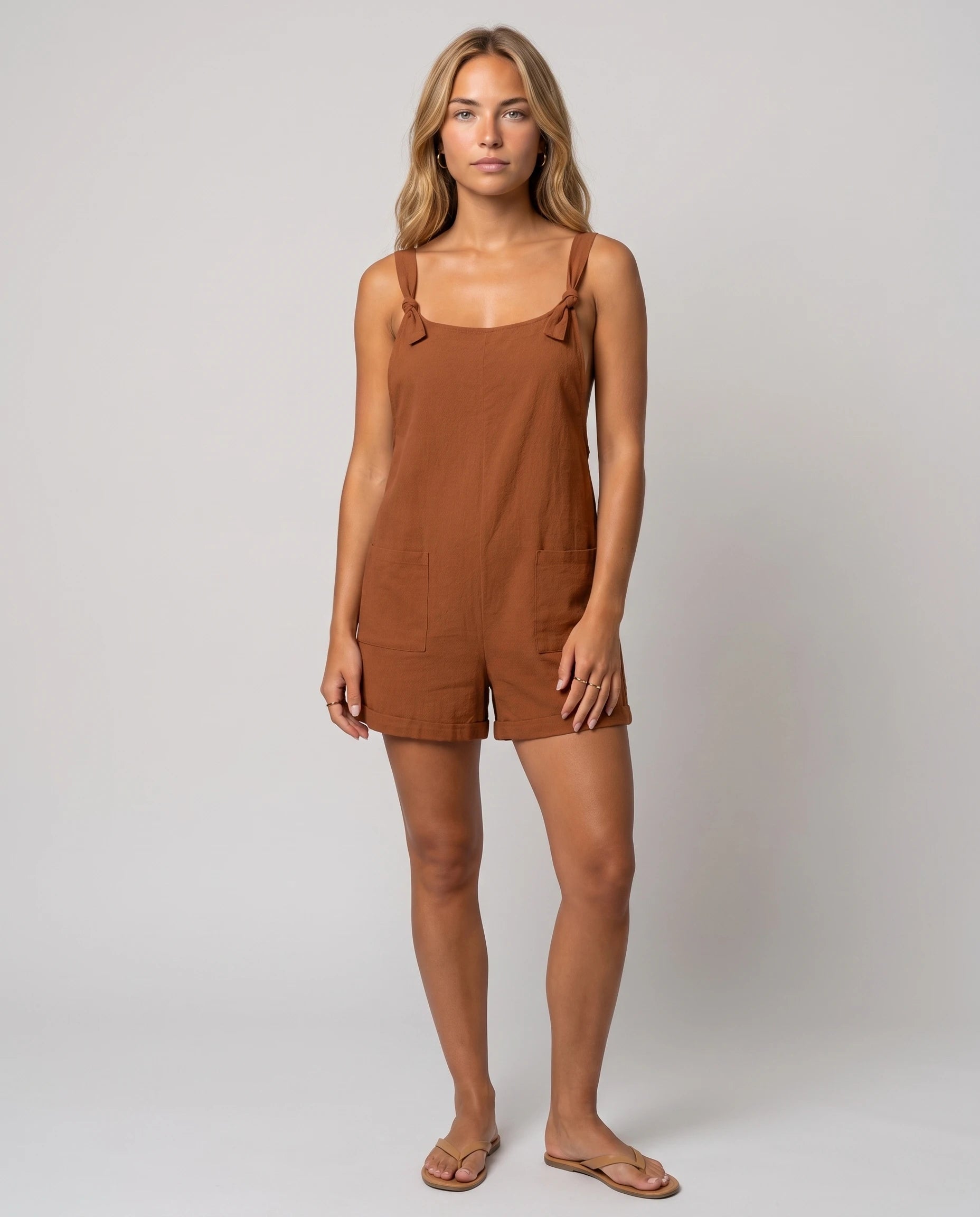 Salopette courte à bretelles nouées Bertille, coloris Cognac, vue de face en studio