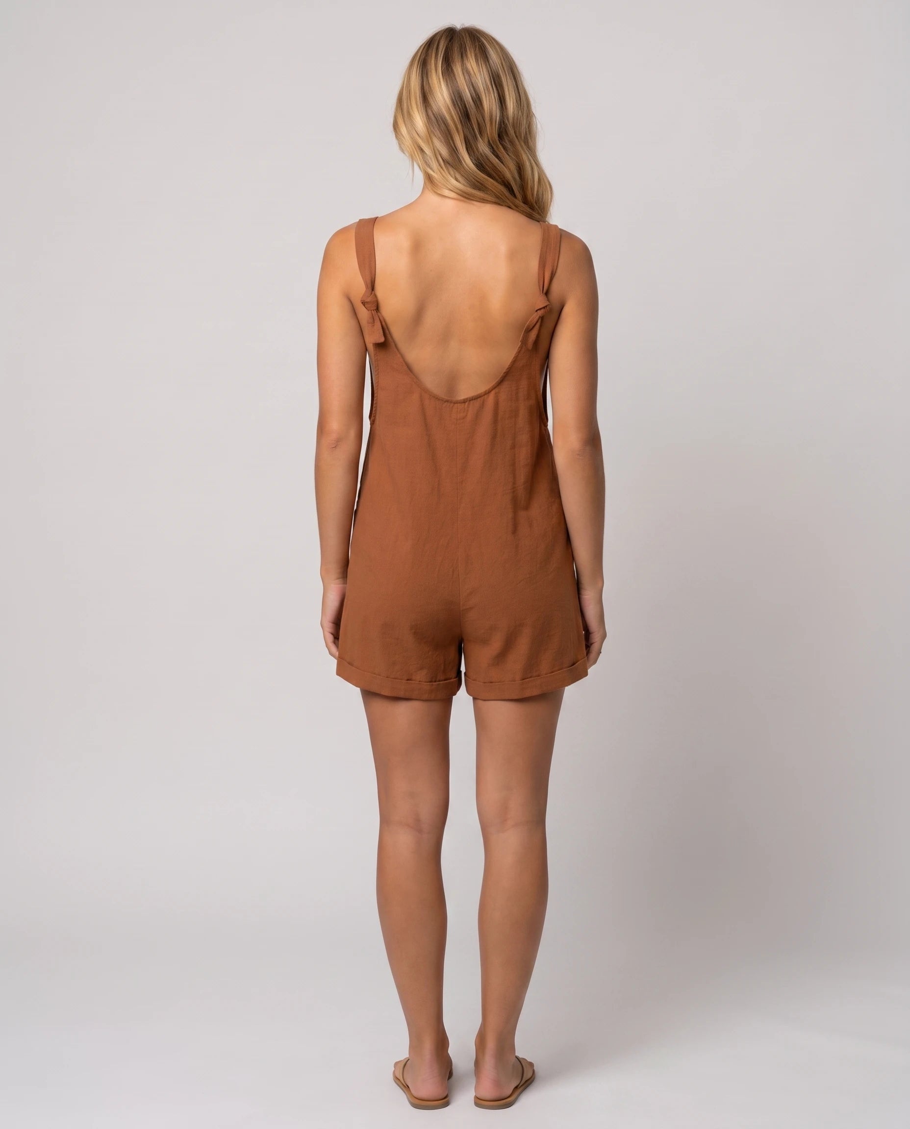 Salopette courte à bretelles nouées Bertille, coloris Cognac, vue de dos en studio