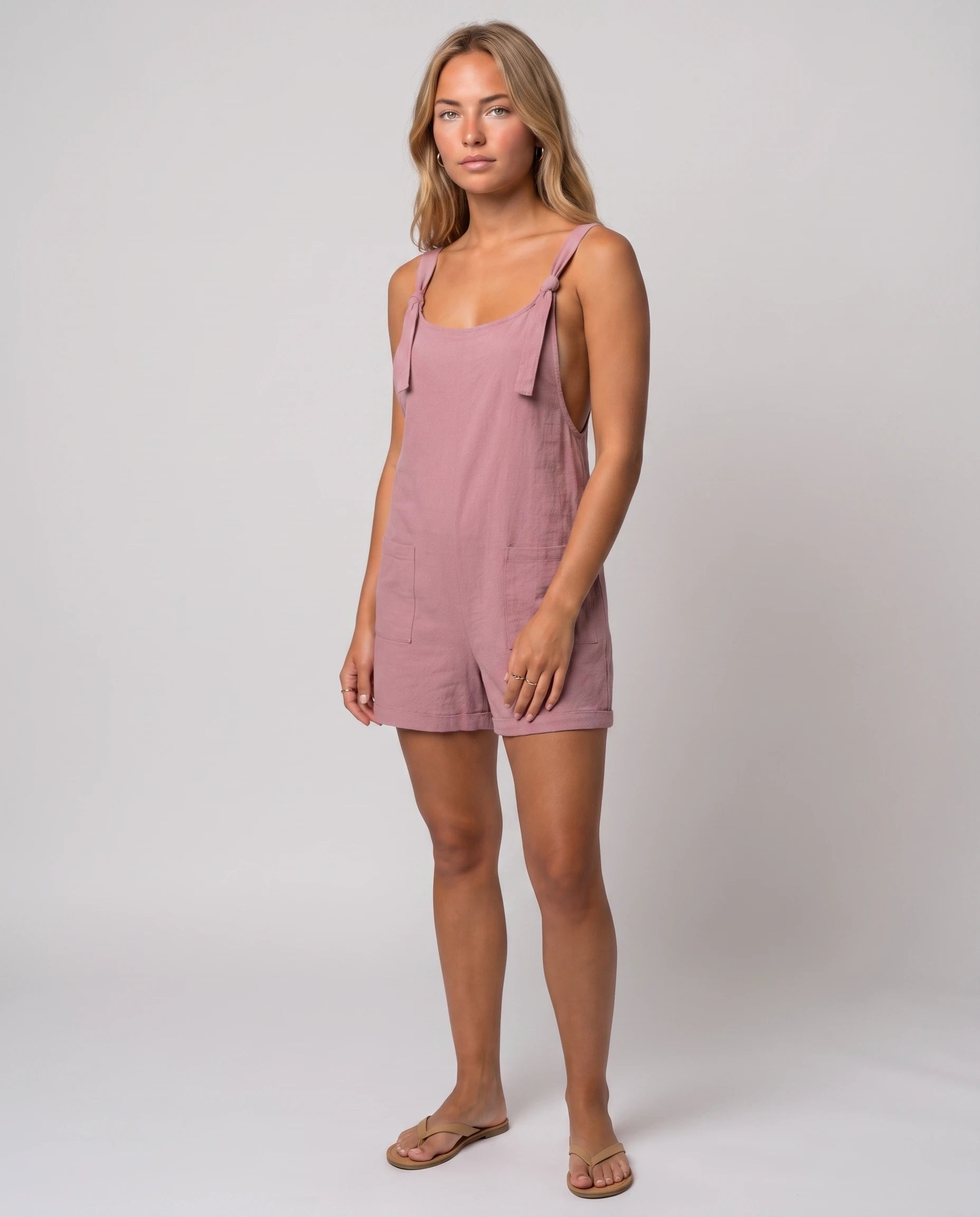 Salopette courte à bretelles nouées Bertille, coloris Vieux Rose, vue de trois-quarts en studio