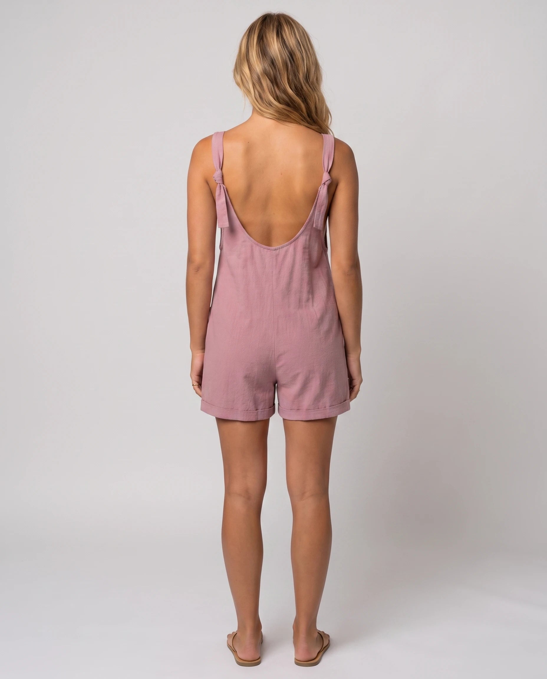 Salopette courte à bretelles nouées Bertille, coloris Vieux Rose, vue de dos en studio