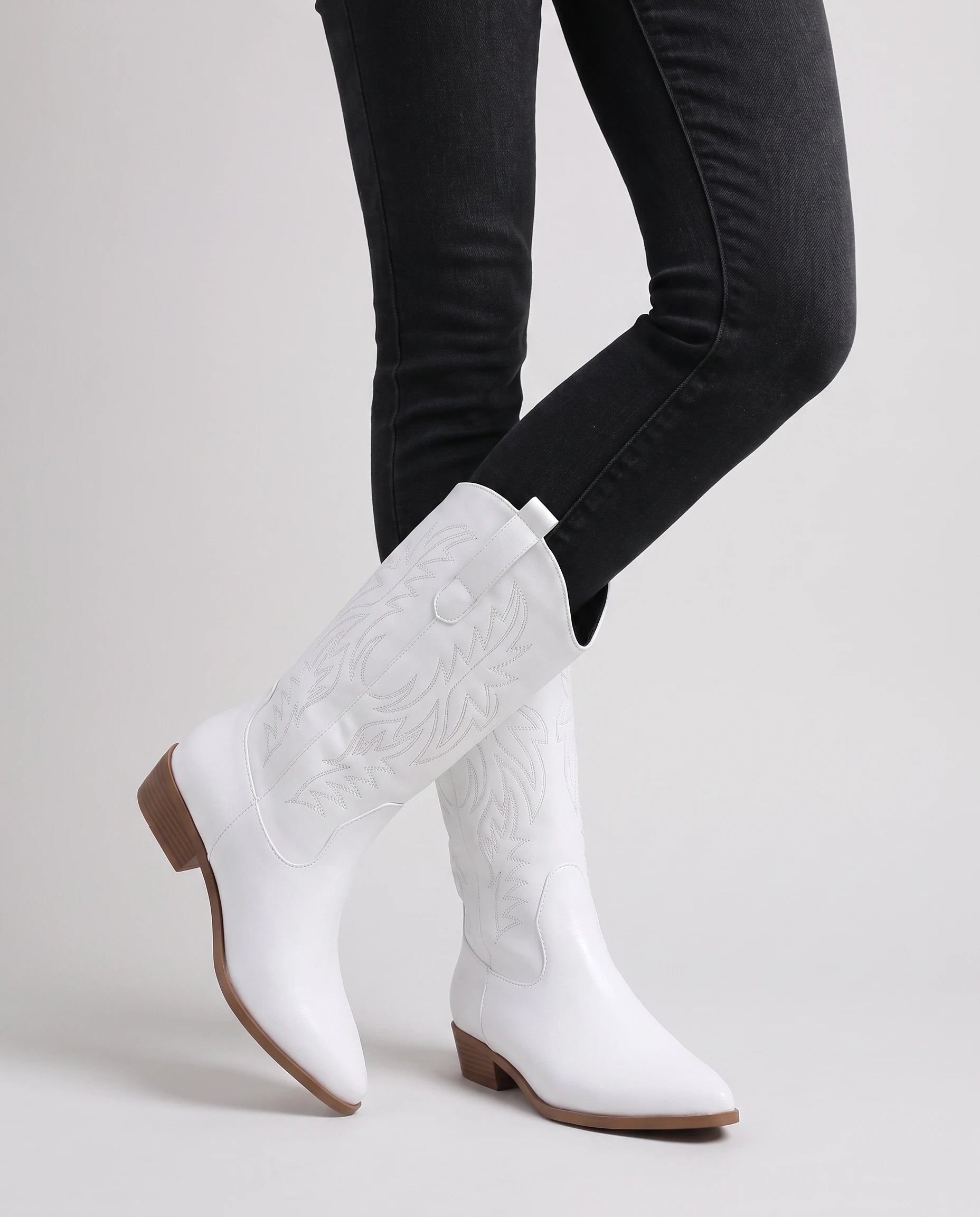 Bottes santiags mi-mollet brodées en simili Prudence — Blanc, portées en plan rapproché