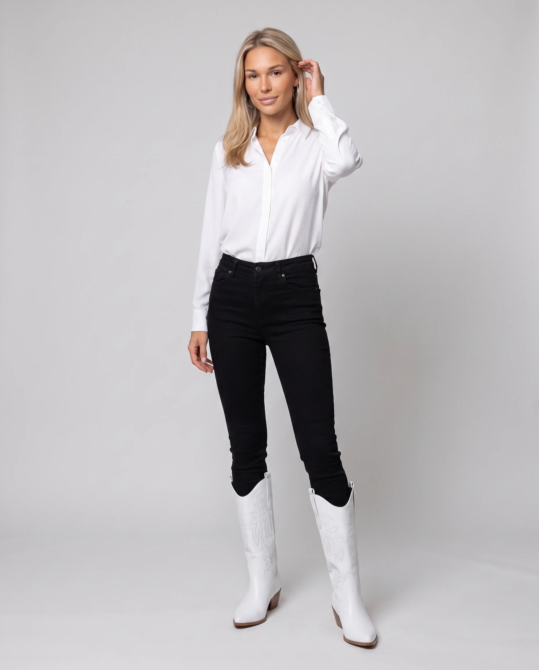 Bottes santiags mi-mollet brodées en simili Prudence — Blanc, portées en plein pied studio