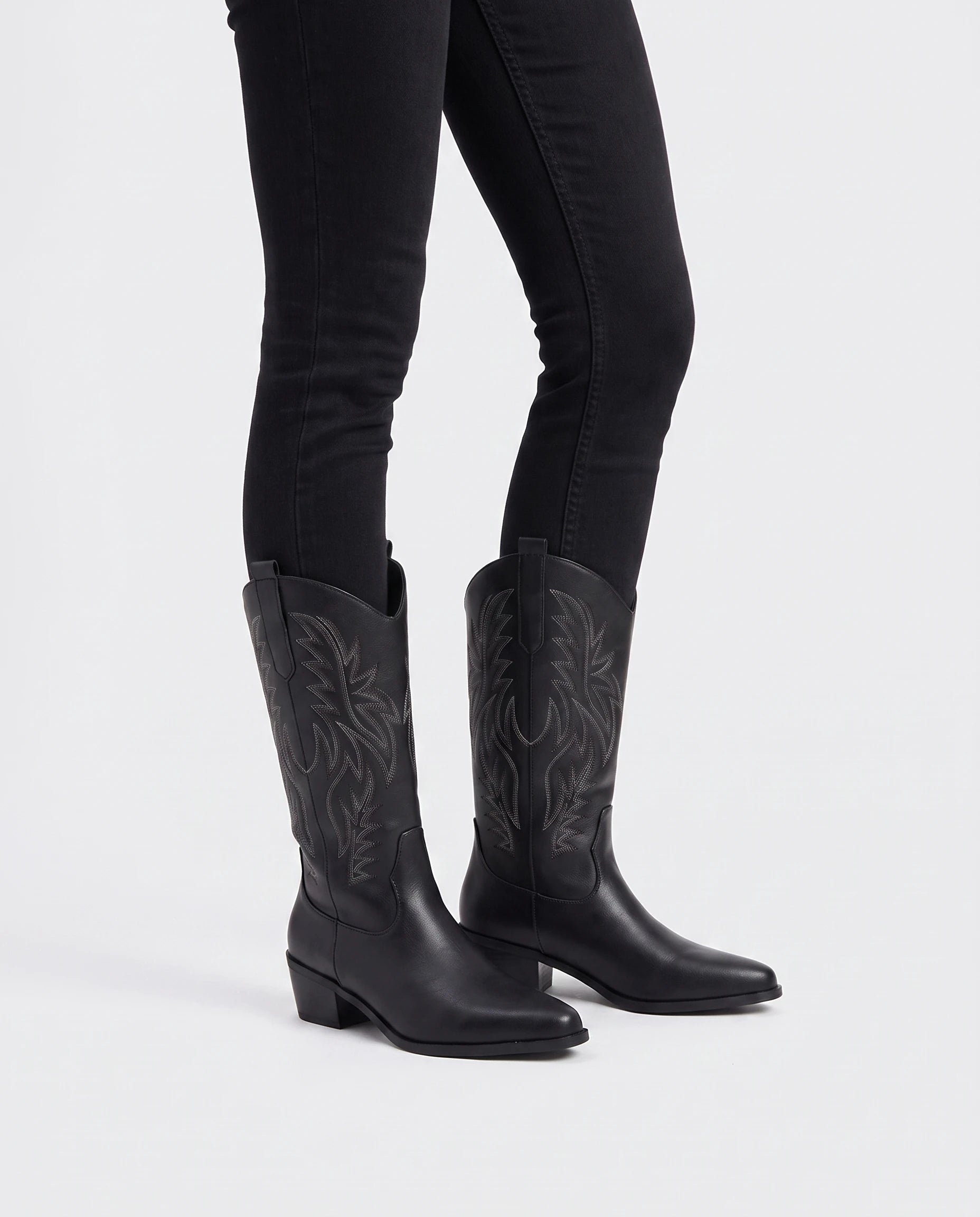 Bottes santiags mi-mollet brodées en simili Prudence — Noir, portées en plan rapproché