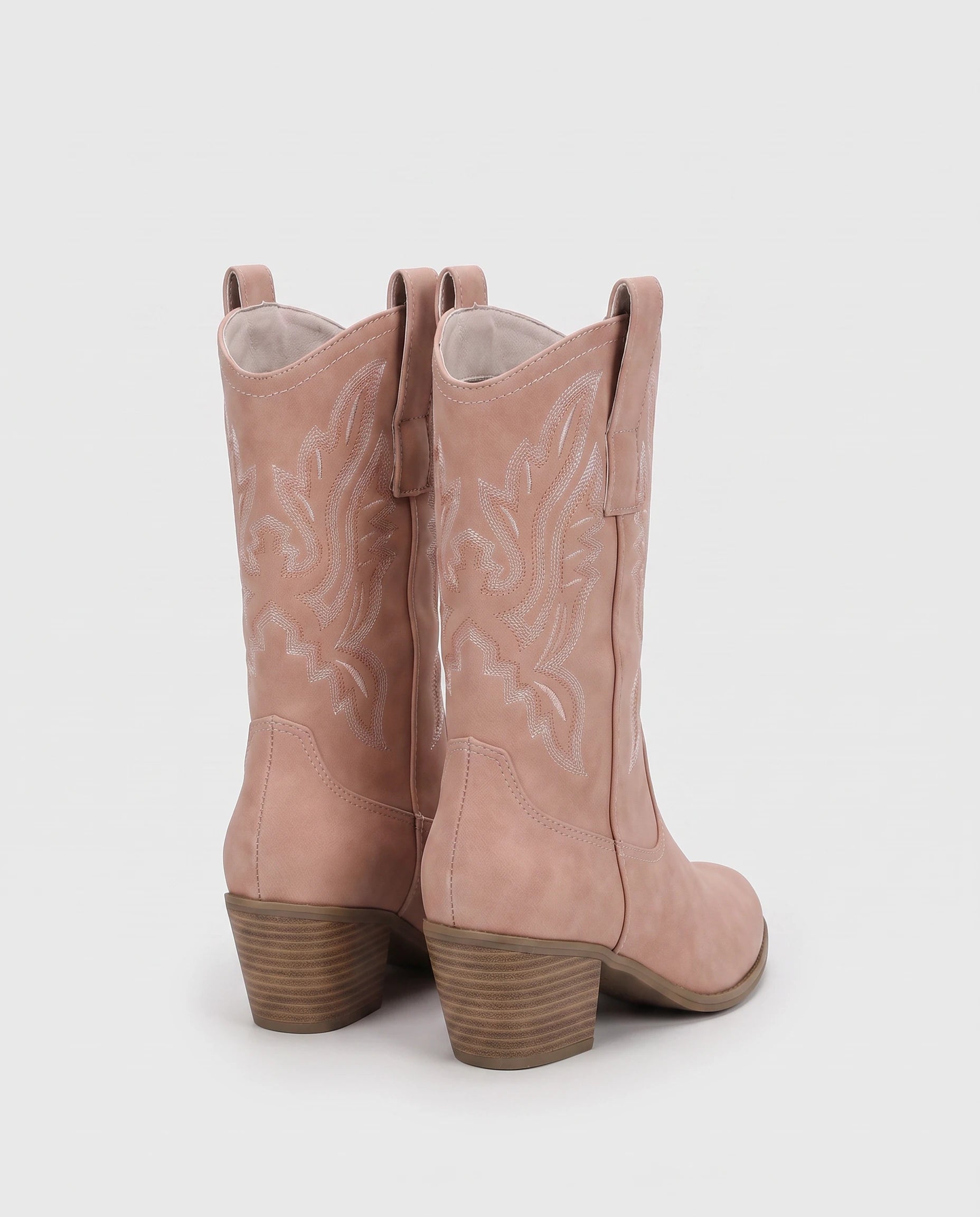 Santiags mi-mollet brodées en suédine Gaëtane — Rose Nude, paire vue de trois quarts arrière, couture dos et talon bloc